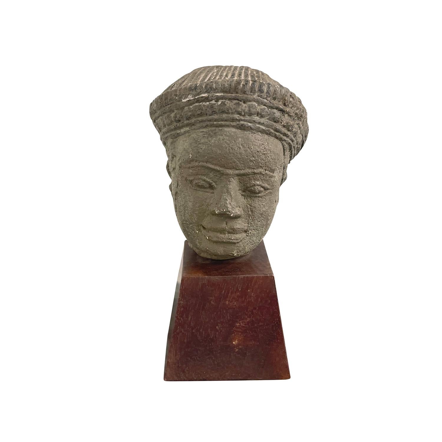 Mid-Century moderno Metallo tailandese del XX secolo, testa di Buddha in legno di noce, decorazioni d'epoca in vendita