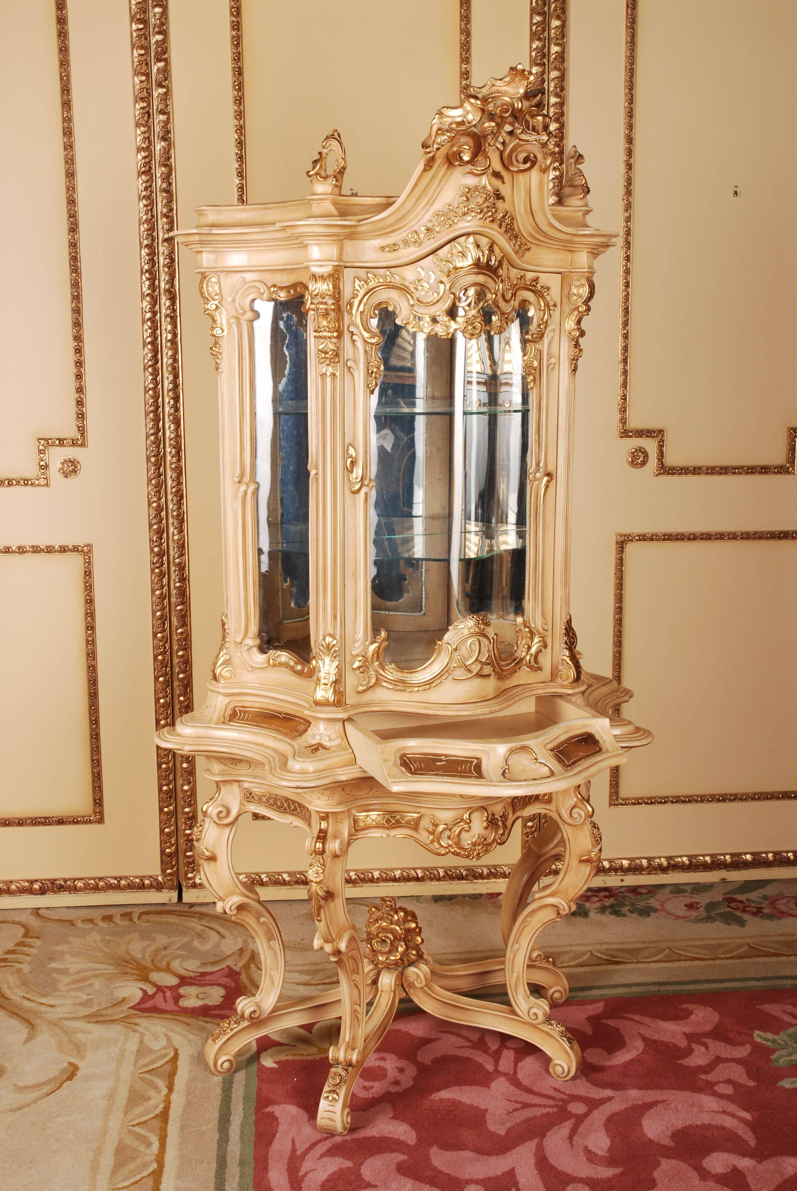 20th Century the Style of Frederick the Great Vitrine For Sale 4