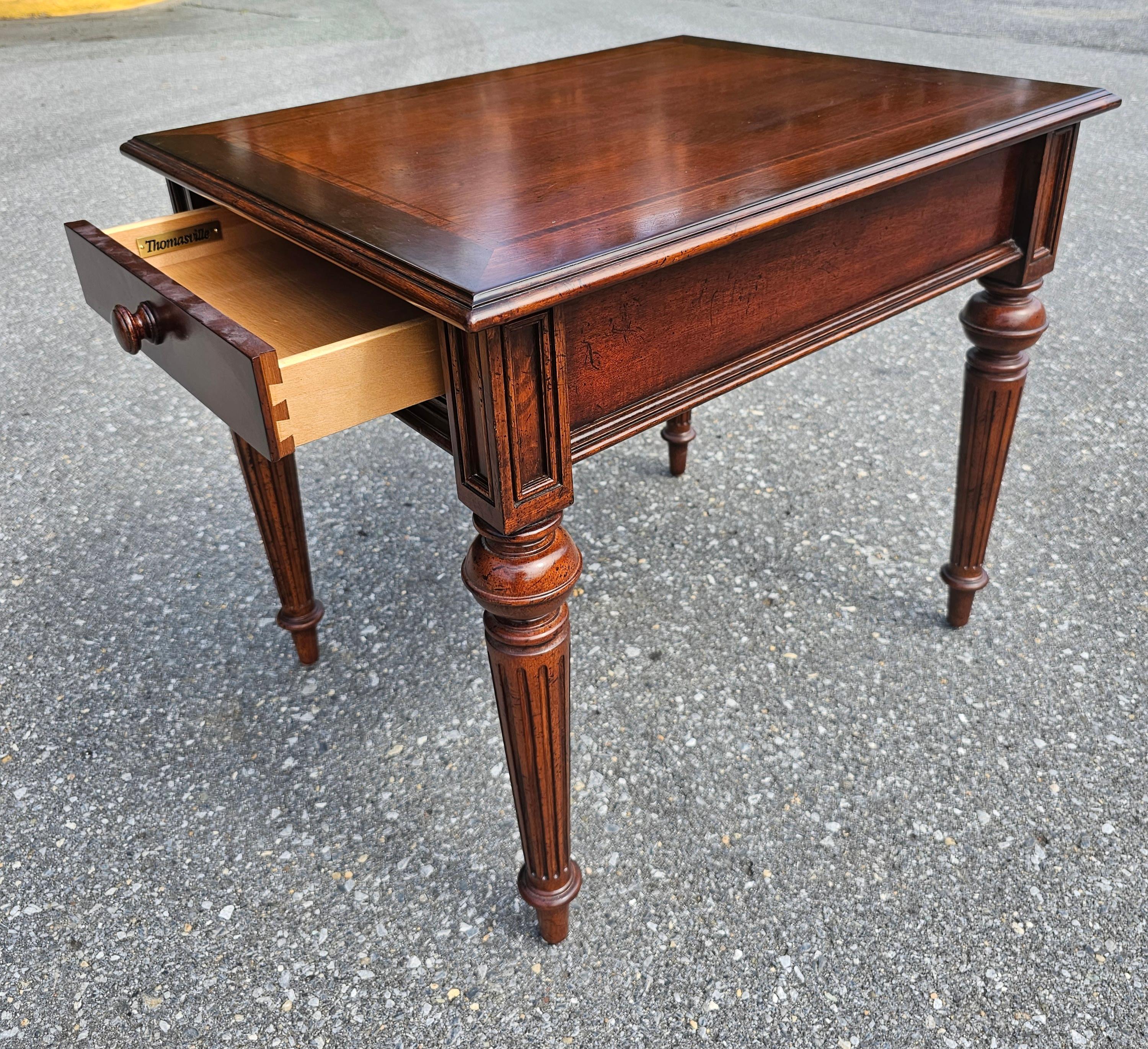Moderne Table d'appoint Thomasville du 20ème siècle en acajou avec un seul tiroir et plateau à bandes en vente