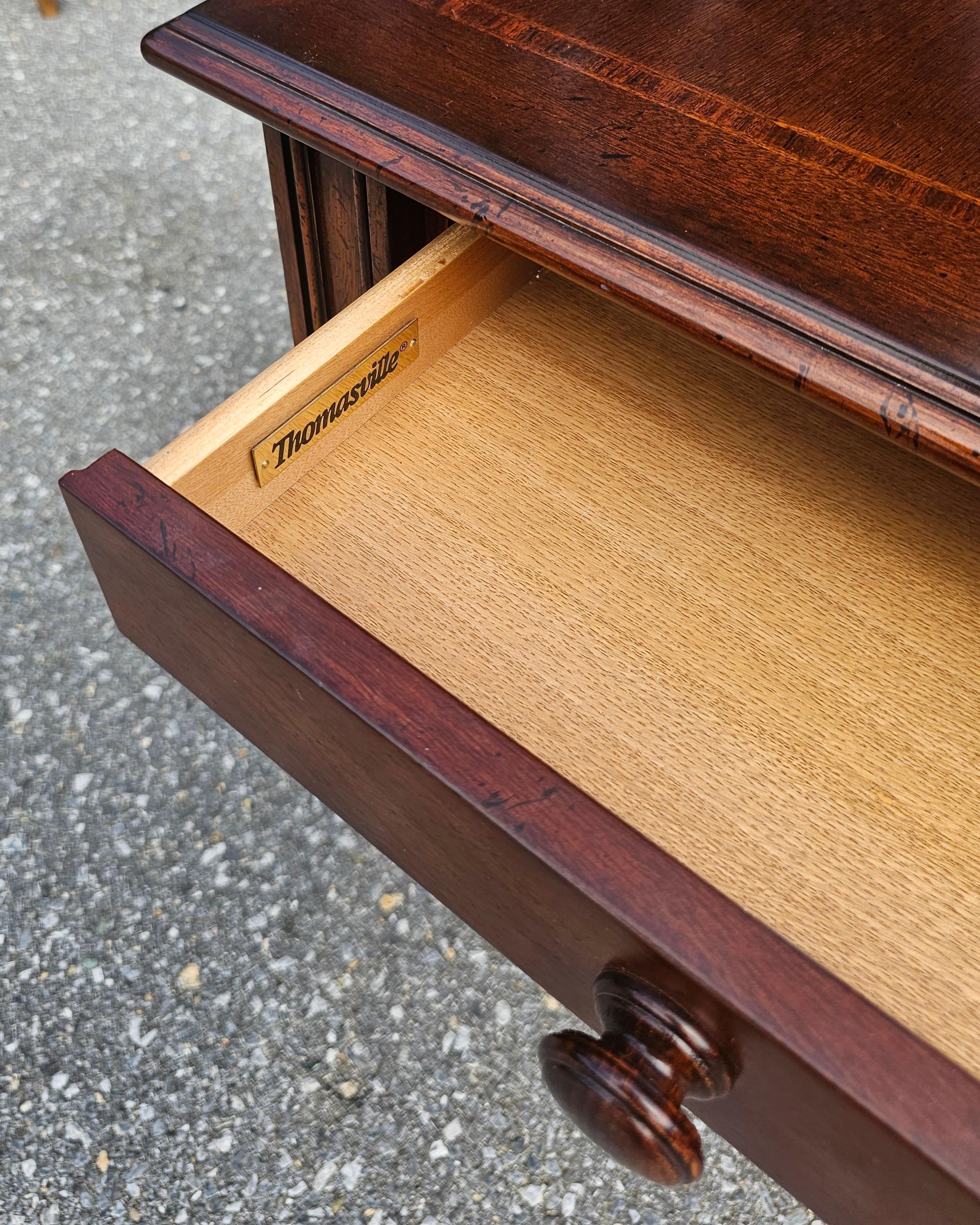 Américain Table d'appoint Thomasville du 20ème siècle en acajou avec un seul tiroir et plateau à bandes en vente
