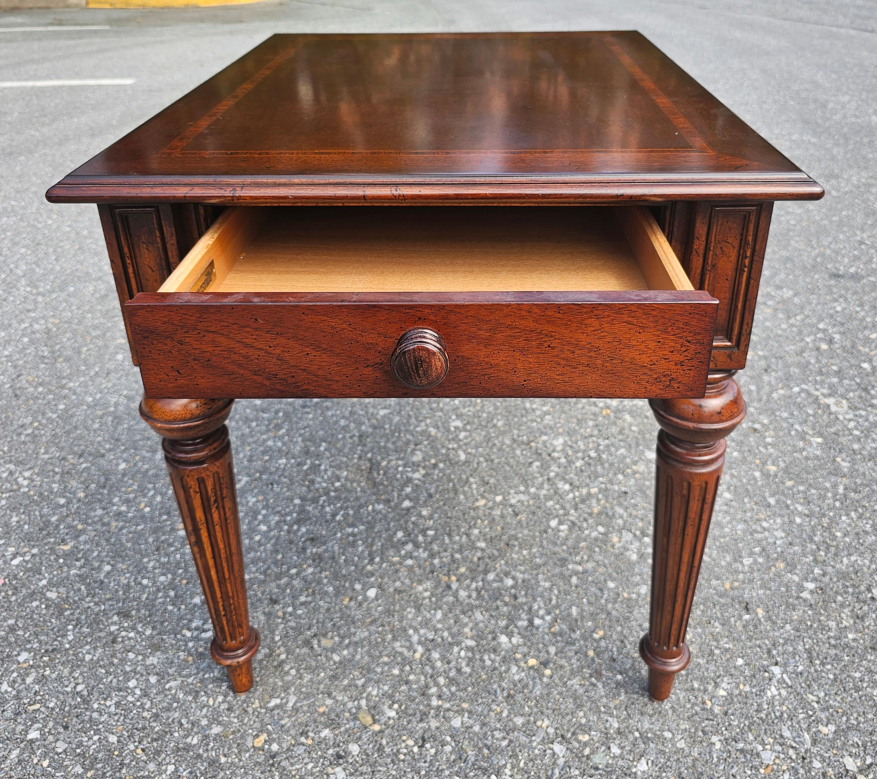 Verni Table d'appoint Thomasville du 20ème siècle en acajou avec un seul tiroir et plateau à bandes en vente