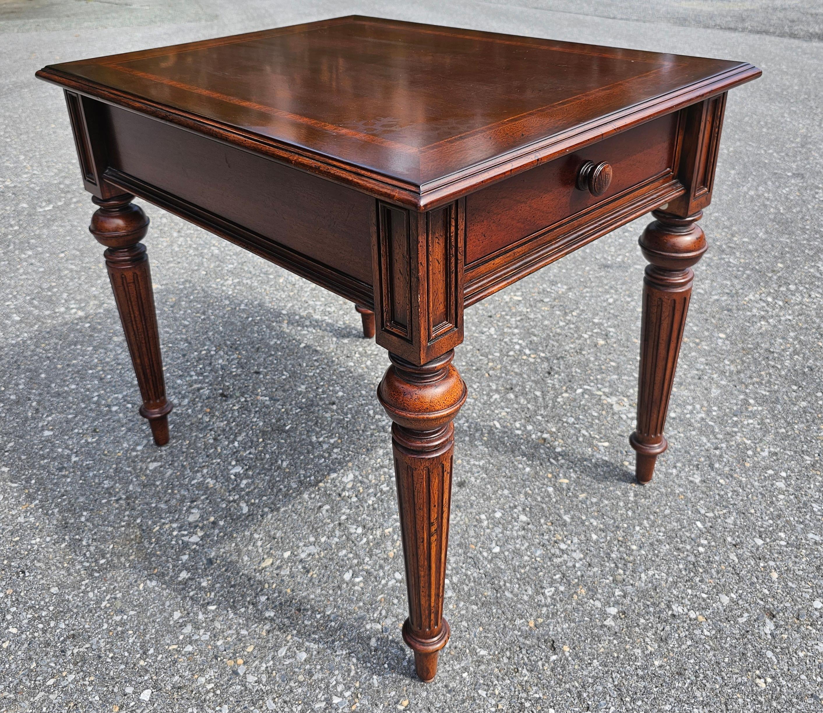 Varnished 20th Century Thomasville Mahogany Single Drawer Banded Top Side Table For Sale