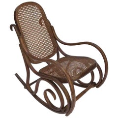 Fauteuil à bascule d'enfant de style Thonet du 20ème siècle en bois de hêtre courbé avec rotin