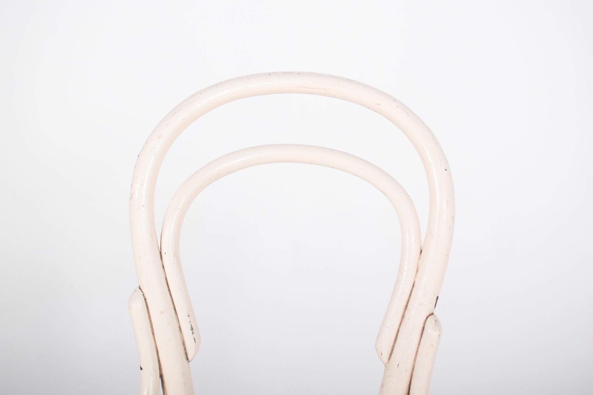 20th Century Thonet-Style Chair Painted White In Distressed Condition For Sale In Lisboa, Lisboa