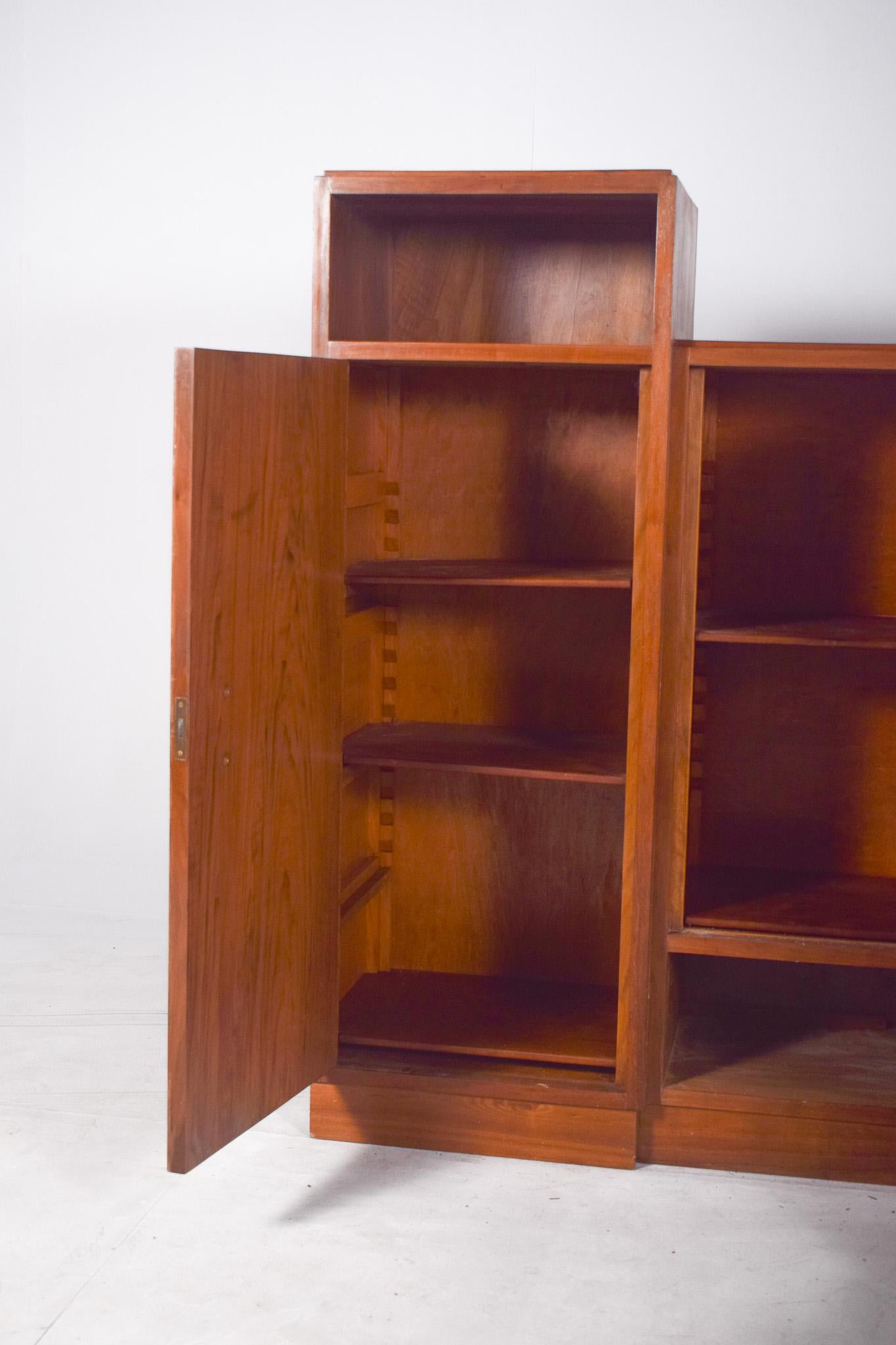 Bibliothèque à trois portes du 20e siècle en vente 3