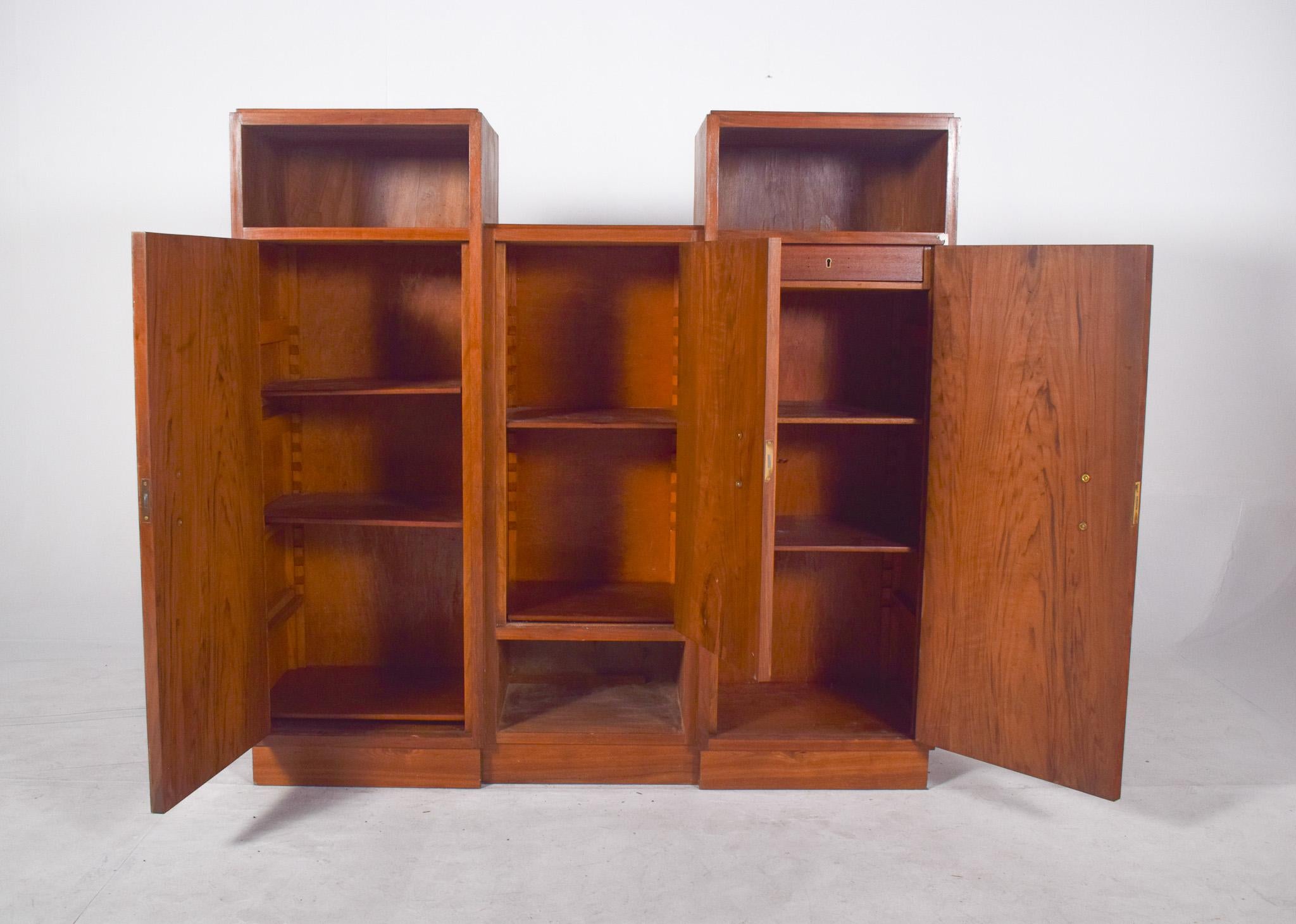 Bibliothèque à trois portes du 20e siècle en vente 4