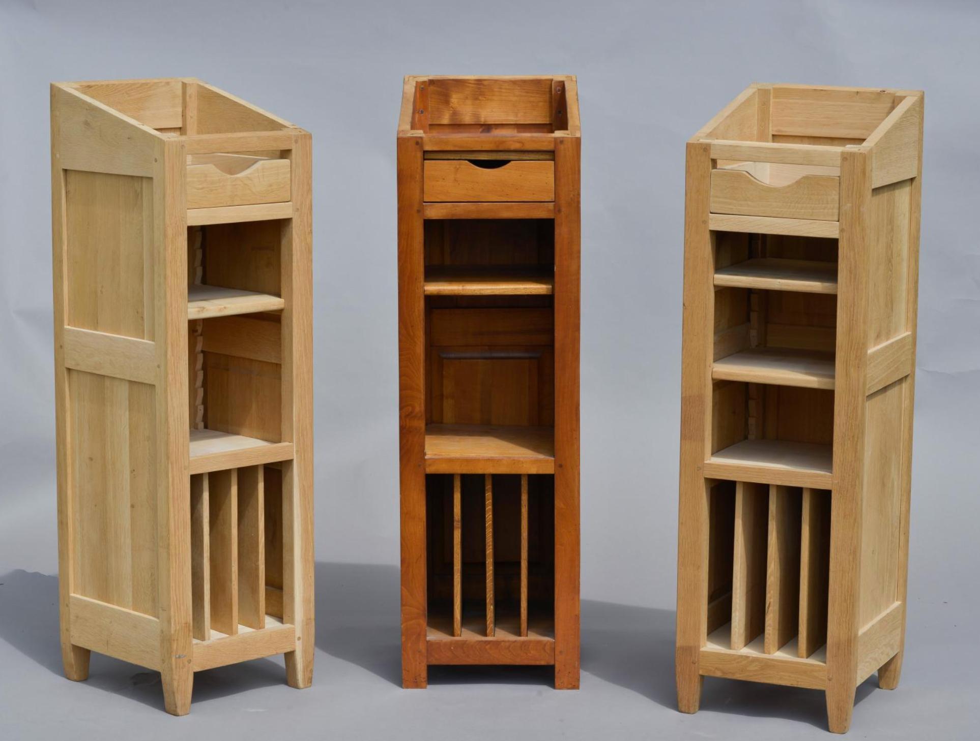 Francese Tre leggii francesi del XX secolo in Oak con nicchie e ripiani alti in vendita