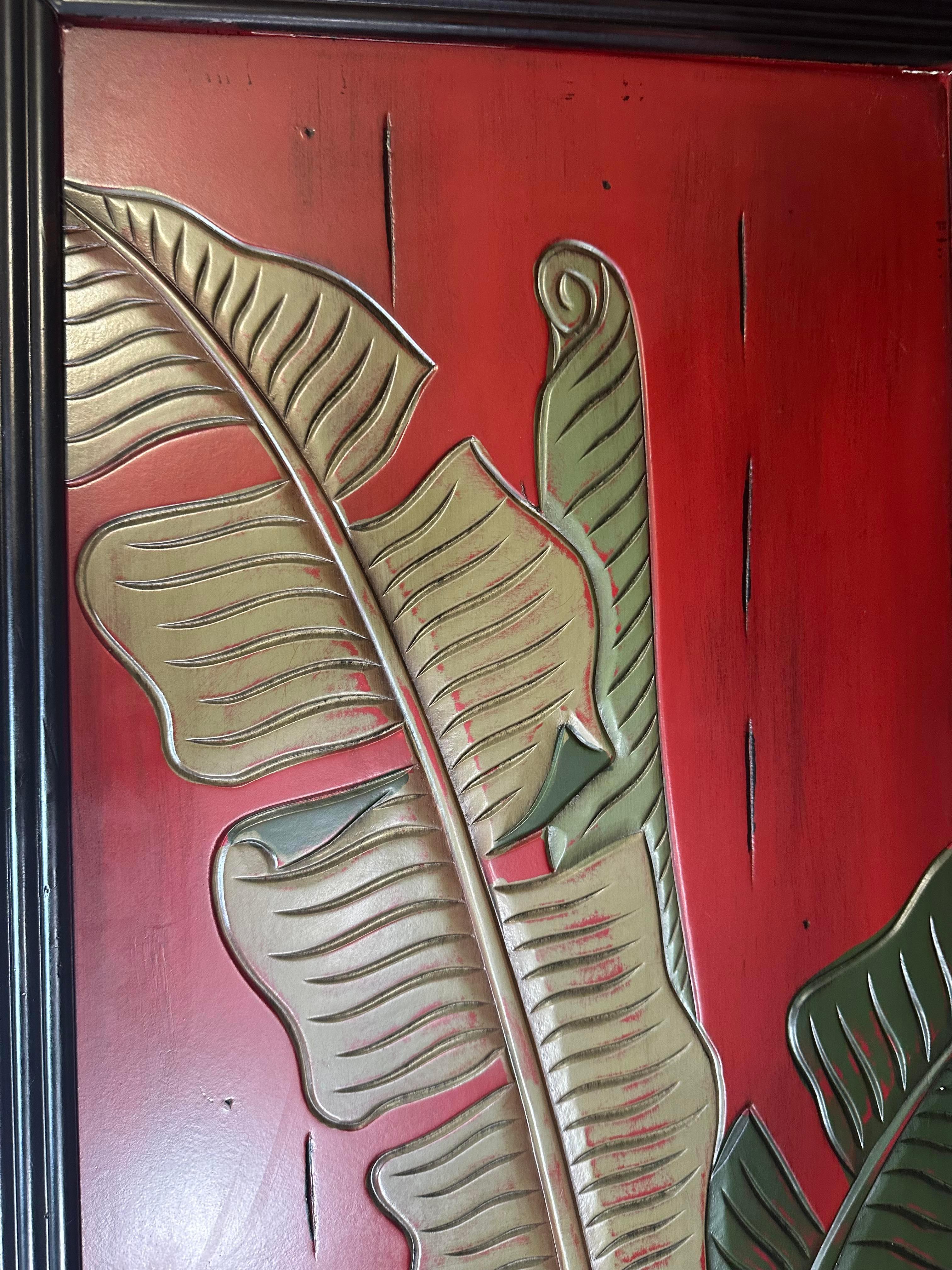 Dreiteiliger asiatischer Raumteiler des 20. Jahrhunderts in Rot mit Palmblatt-Akzent (Geschnitzt) im Angebot