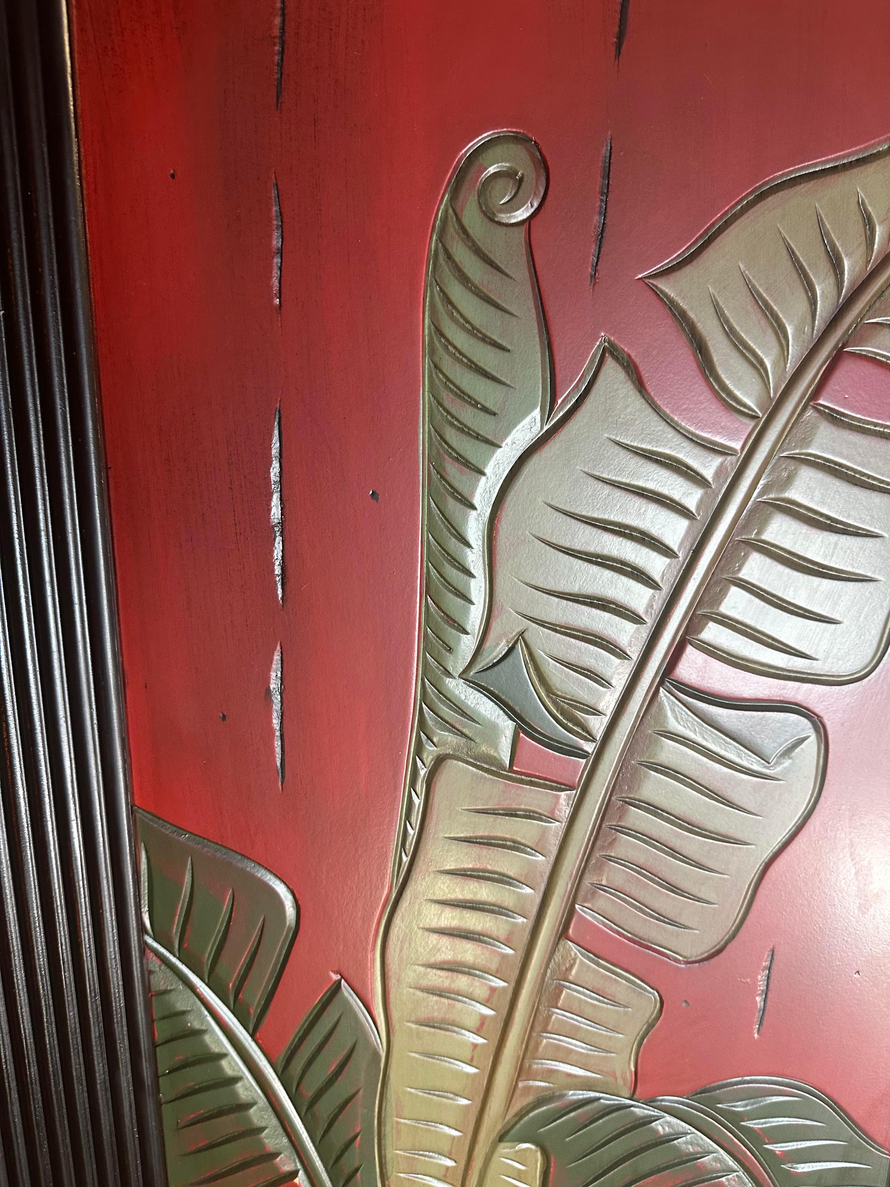 Dreiteiliger asiatischer Raumteiler des 20. Jahrhunderts in Rot mit Palmblatt-Akzent im Zustand „Gut“ im Angebot in Waxahachie, TX