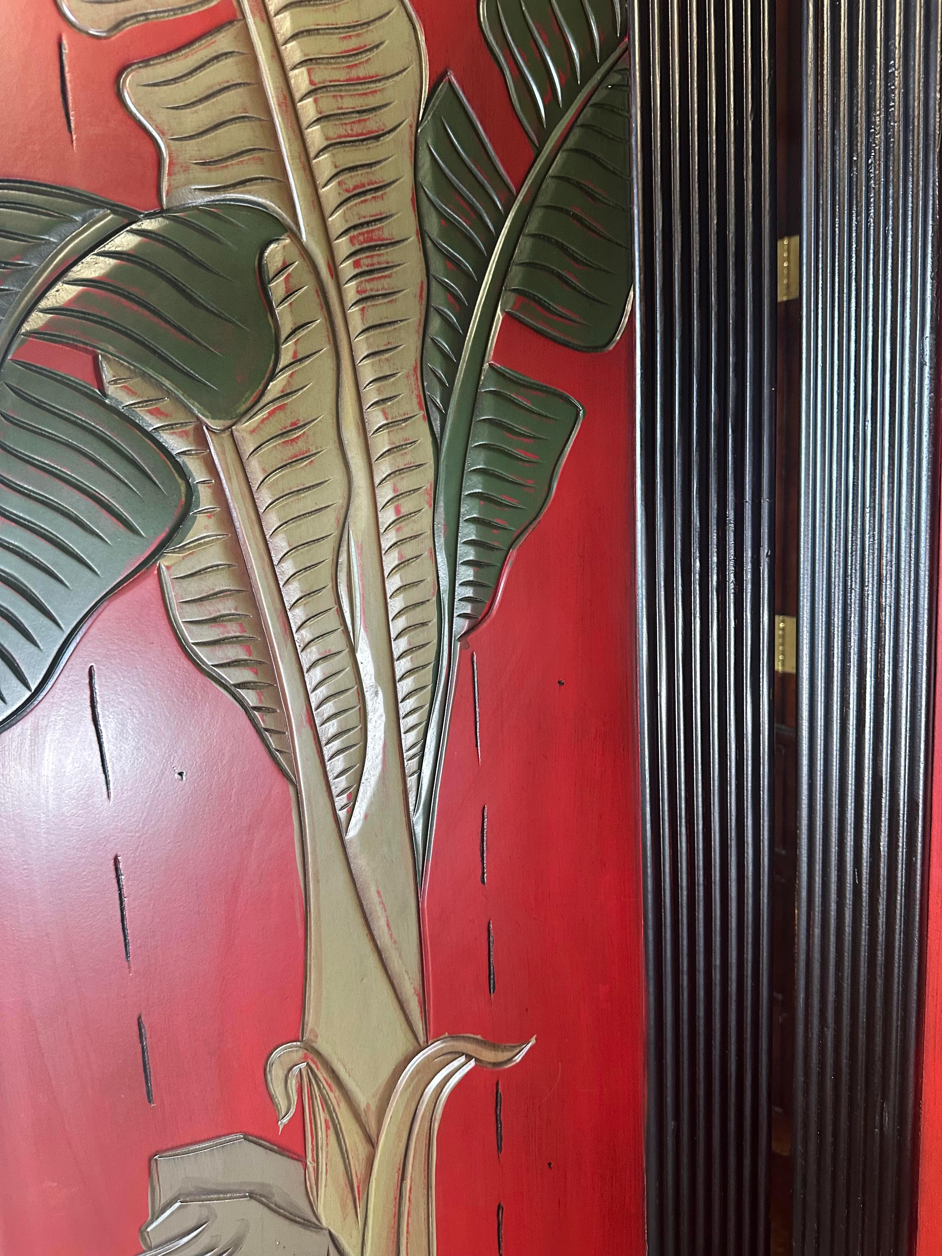 Dreiteiliger asiatischer Raumteiler des 20. Jahrhunderts in Rot mit Palmblatt-Akzent (Holz) im Angebot