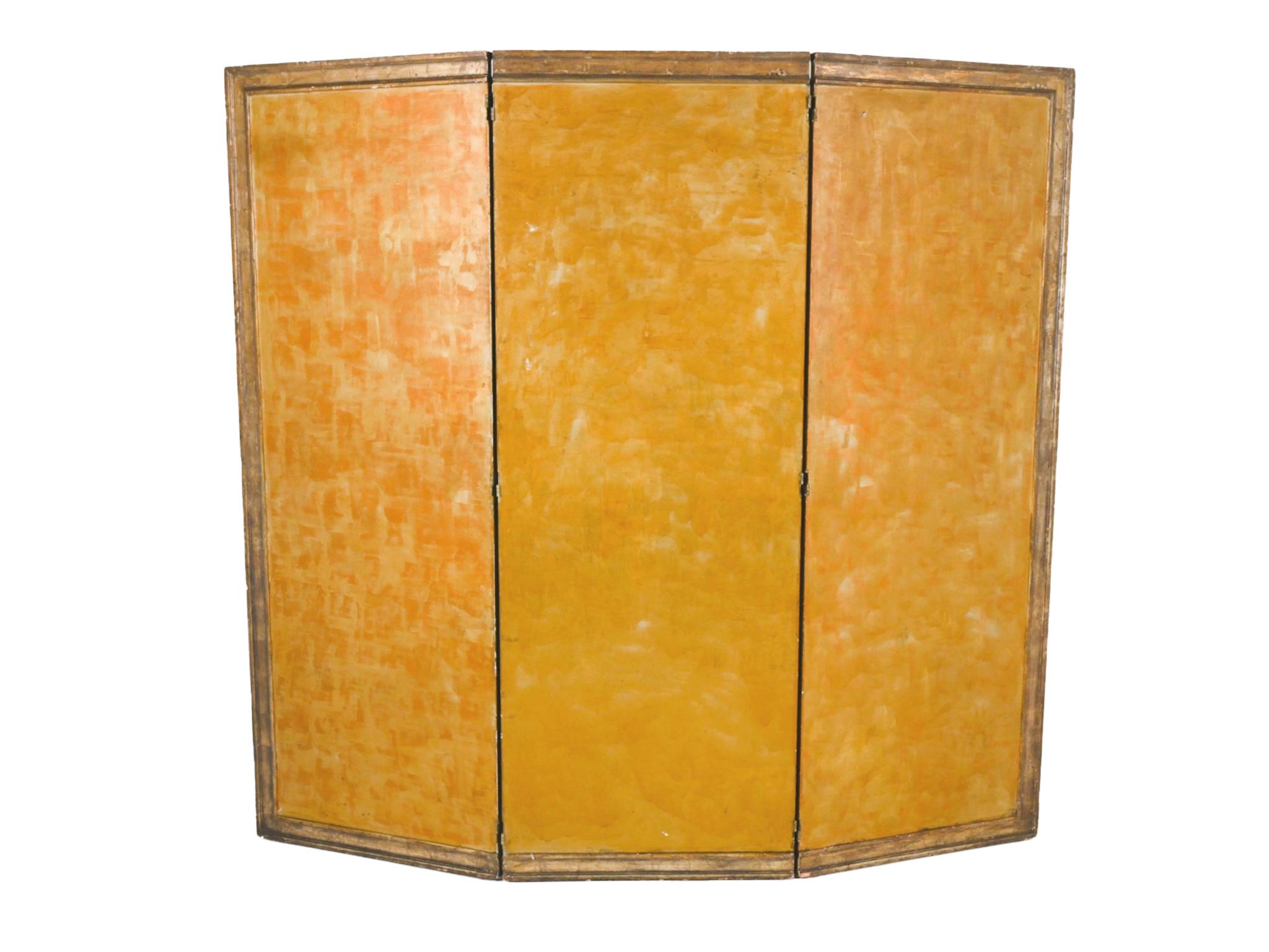 Questo paravento in legno a tre pannelli del XX secolo si distingue per la sua superficie dorata dipinta a mano. Variando l'applicazione, la vernice dorata brilla in ricche lavature pittoriche che richiamano alla mente le tele dell'Espressionismo