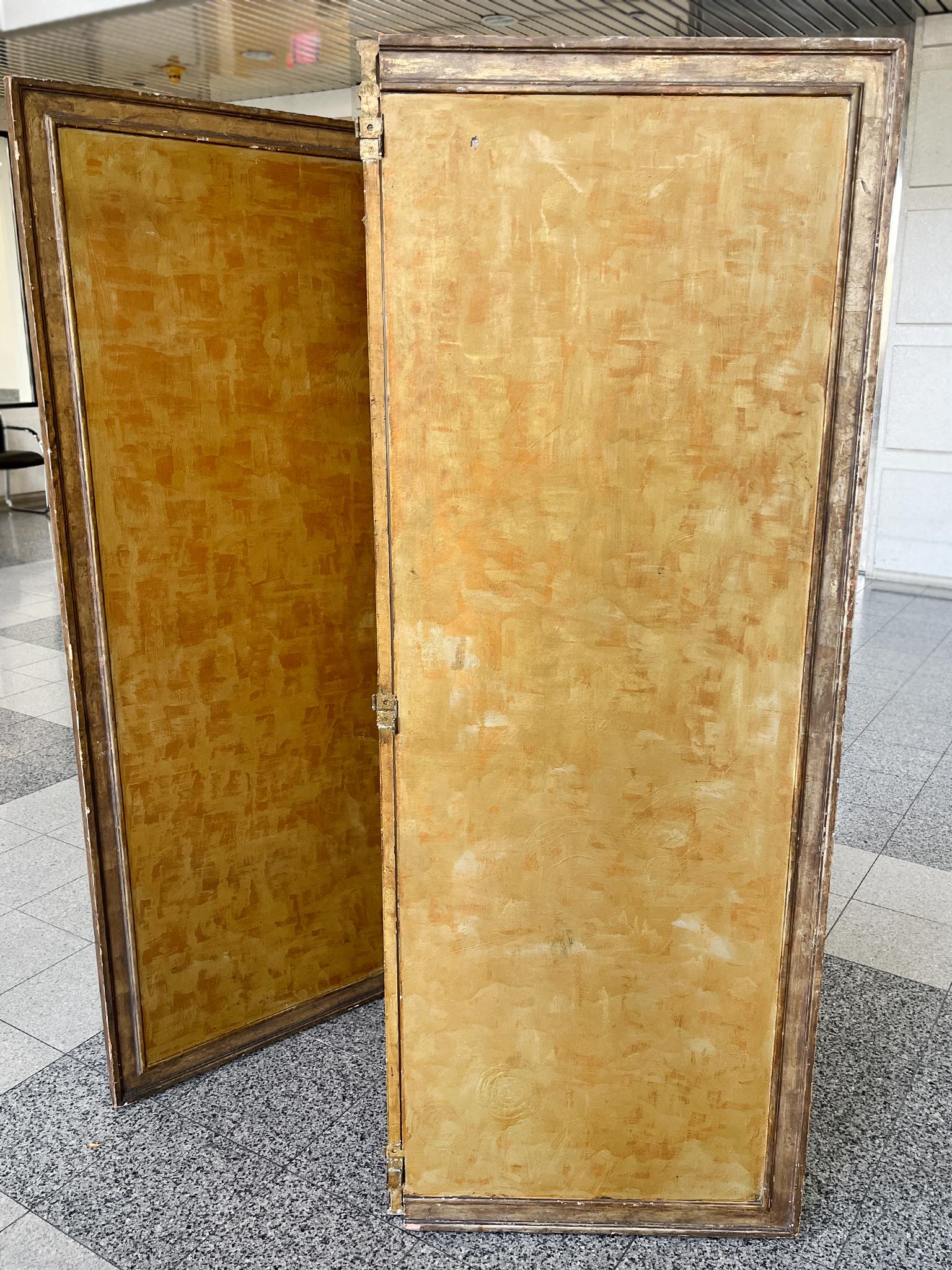 Dipinto a mano Paravento a tre pannelli dorati Foldes del XX secolo in vendita