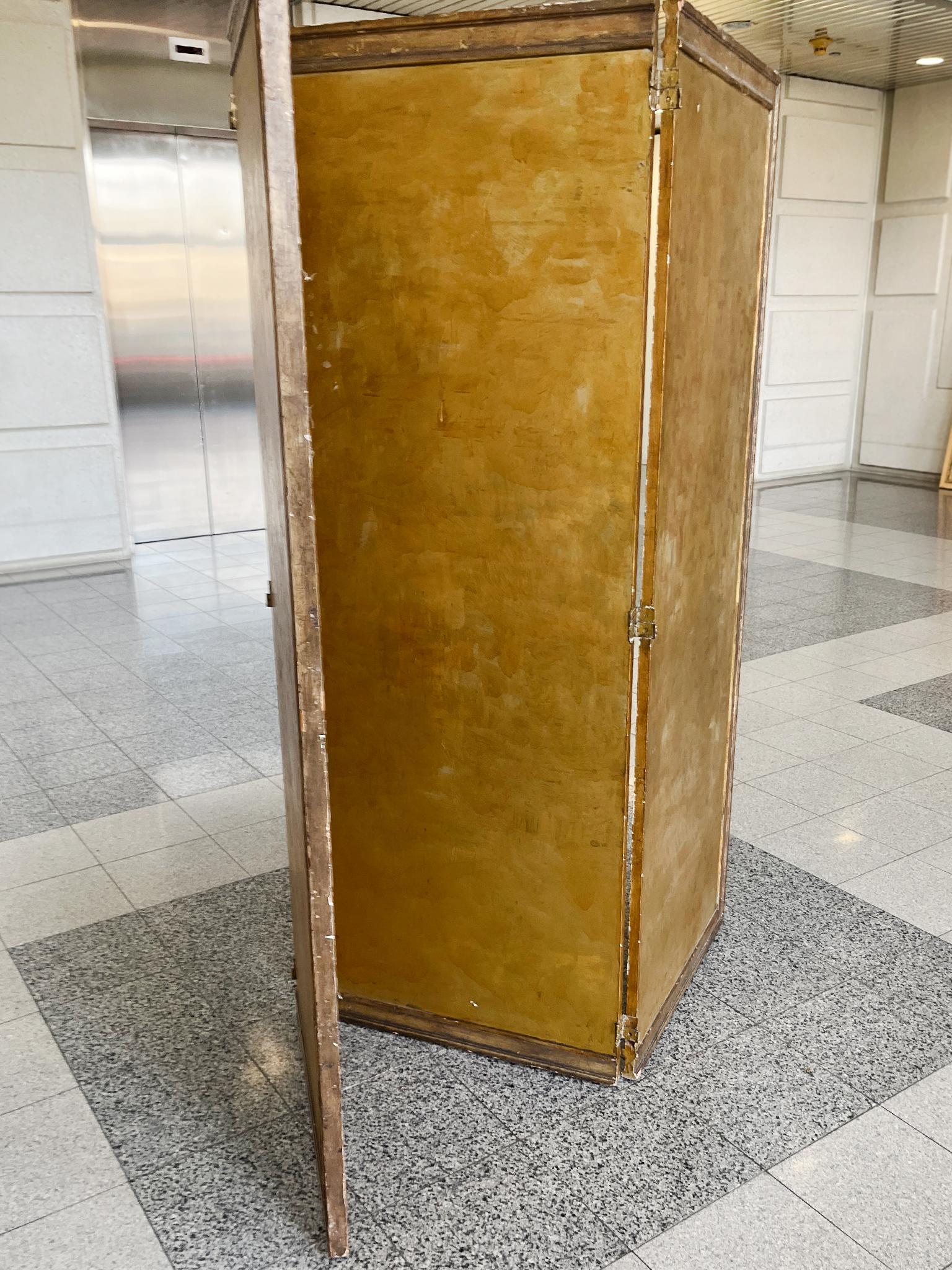 Paravento a tre pannelli dorati Foldes del XX secolo In condizioni buone in vendita a New York, NY