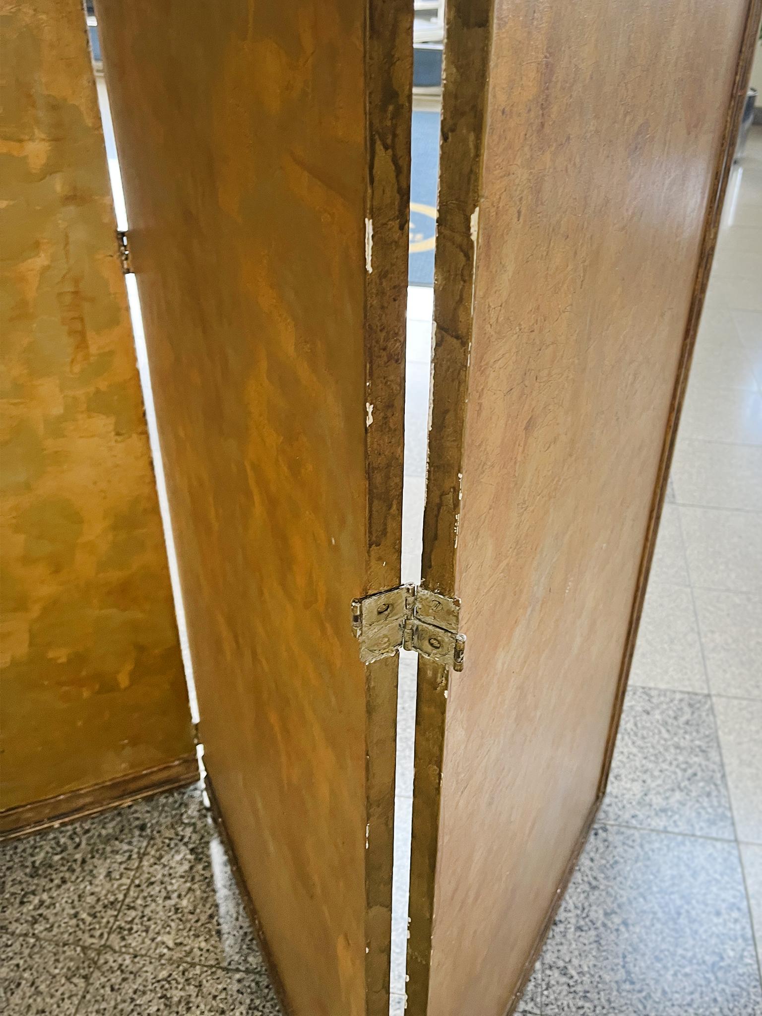 Paravento a tre pannelli dorati Foldes del XX secolo in vendita 1