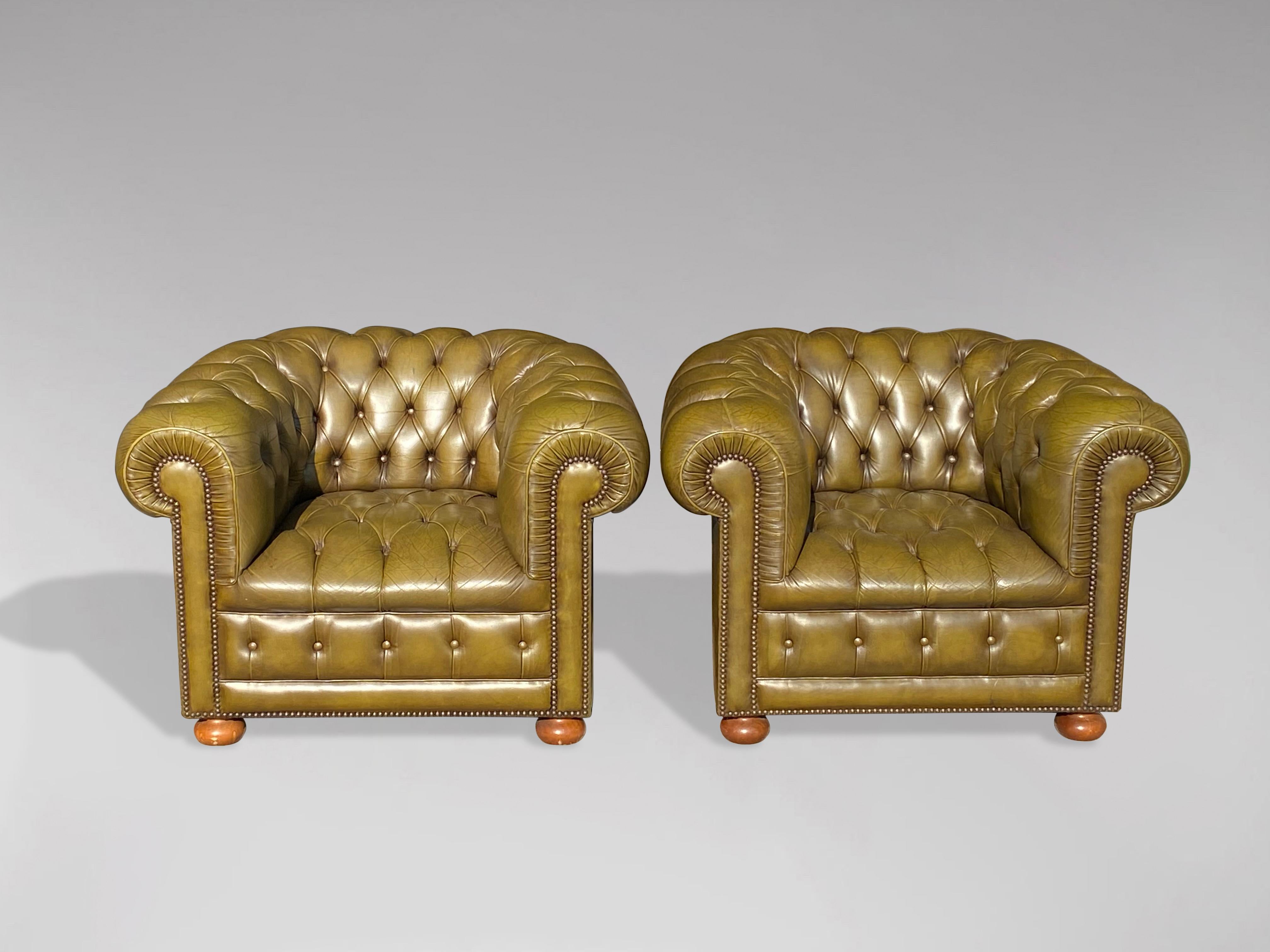 20th Century Three Piece Green Leather Chesterfield Suite In Good Condition For Sale In Petworth,West Sussex, GB