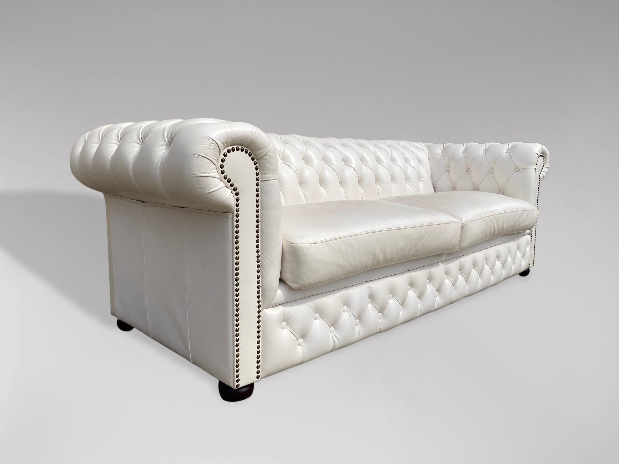 Dreisitziges Chesterfield-Sofa aus weißem Leder des 20. Jahrhunderts (Britisch) im Angebot