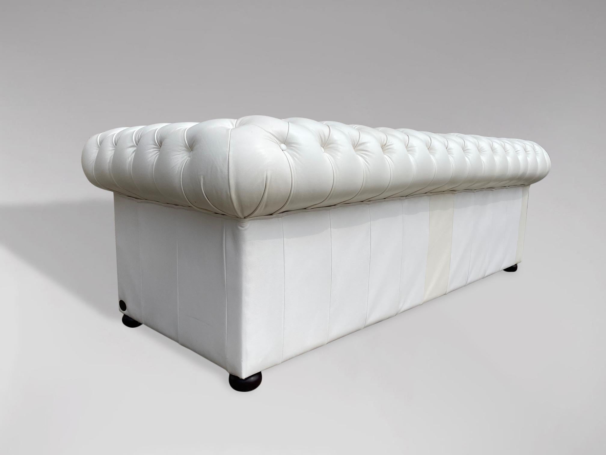 Dreisitziges Chesterfield-Sofa aus weißem Leder des 20. Jahrhunderts im Angebot 1
