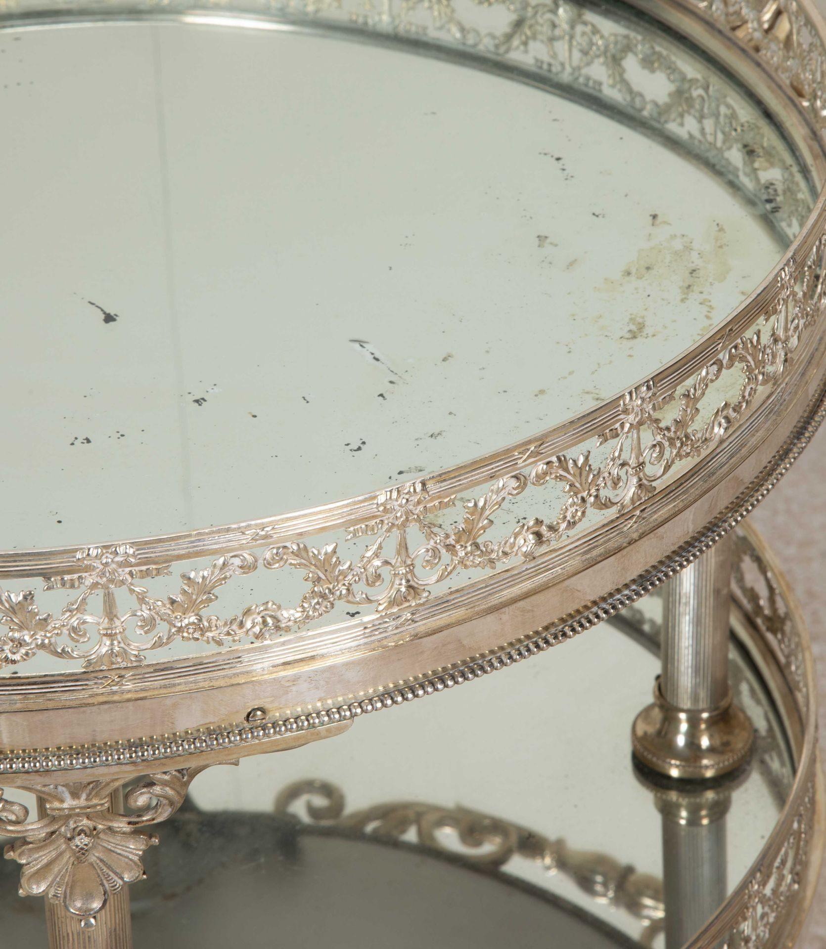 Chariot à boissons à trois étages en métal argenté et à miroir du 20e siècle en vente 3