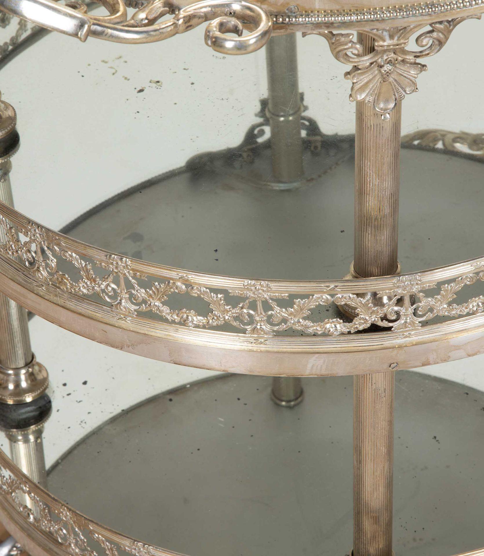 Chariot à boissons à trois étages en métal argenté et à miroir du 20e siècle en vente 4