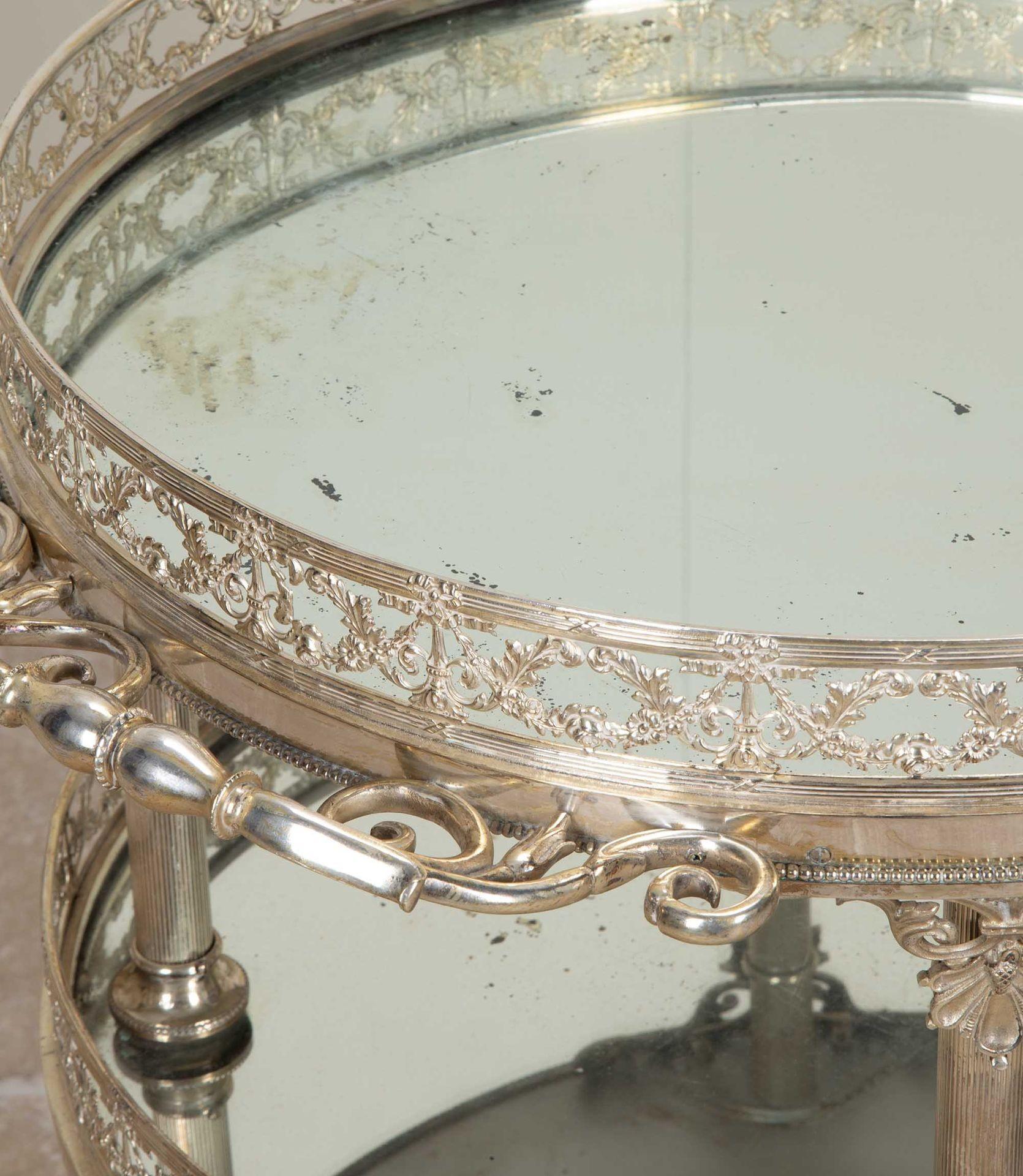 Chariot à boissons à trois étages en métal argenté et à miroir du 20e siècle en vente 5