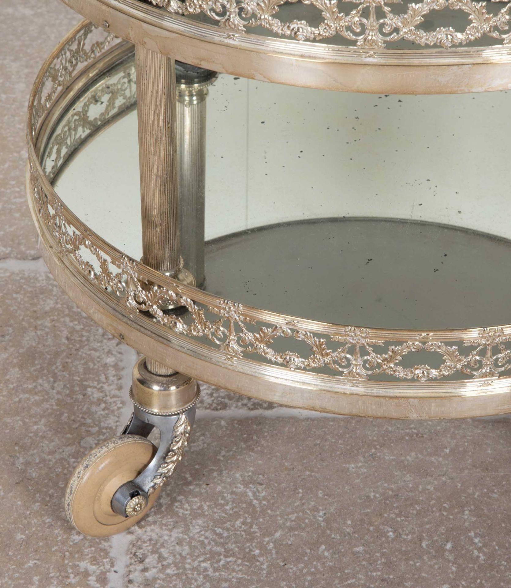 Chariot à boissons à trois étages en métal argenté et à miroir du 20e siècle en vente 7