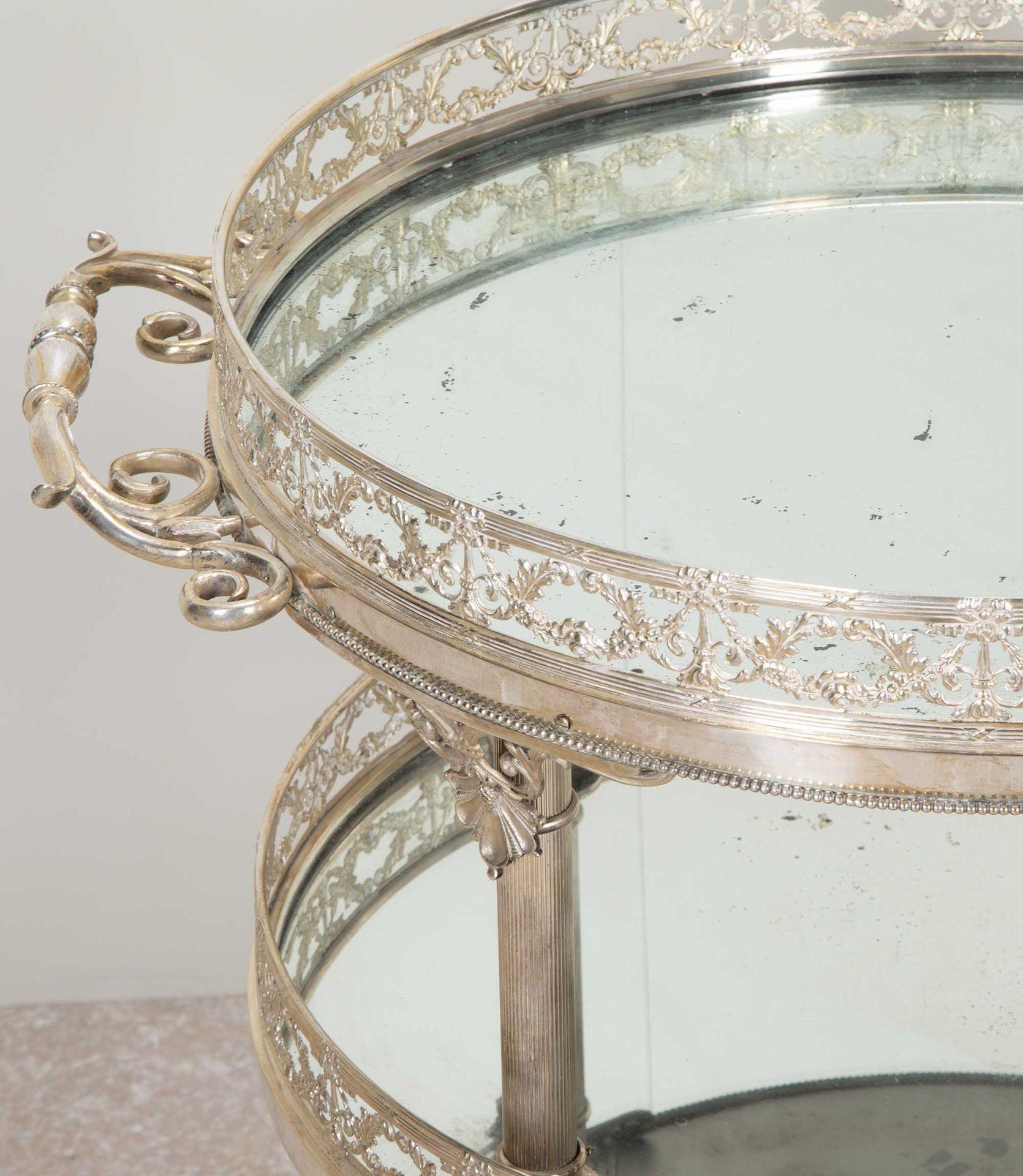 Chariot à boissons à trois étages en métal argenté et à miroir du 20e siècle en vente 8