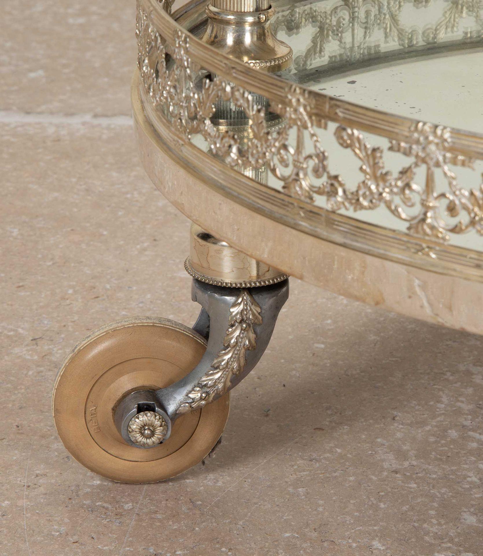 Plaqué argent Chariot à boissons à trois étages en métal argenté et à miroir du 20e siècle en vente