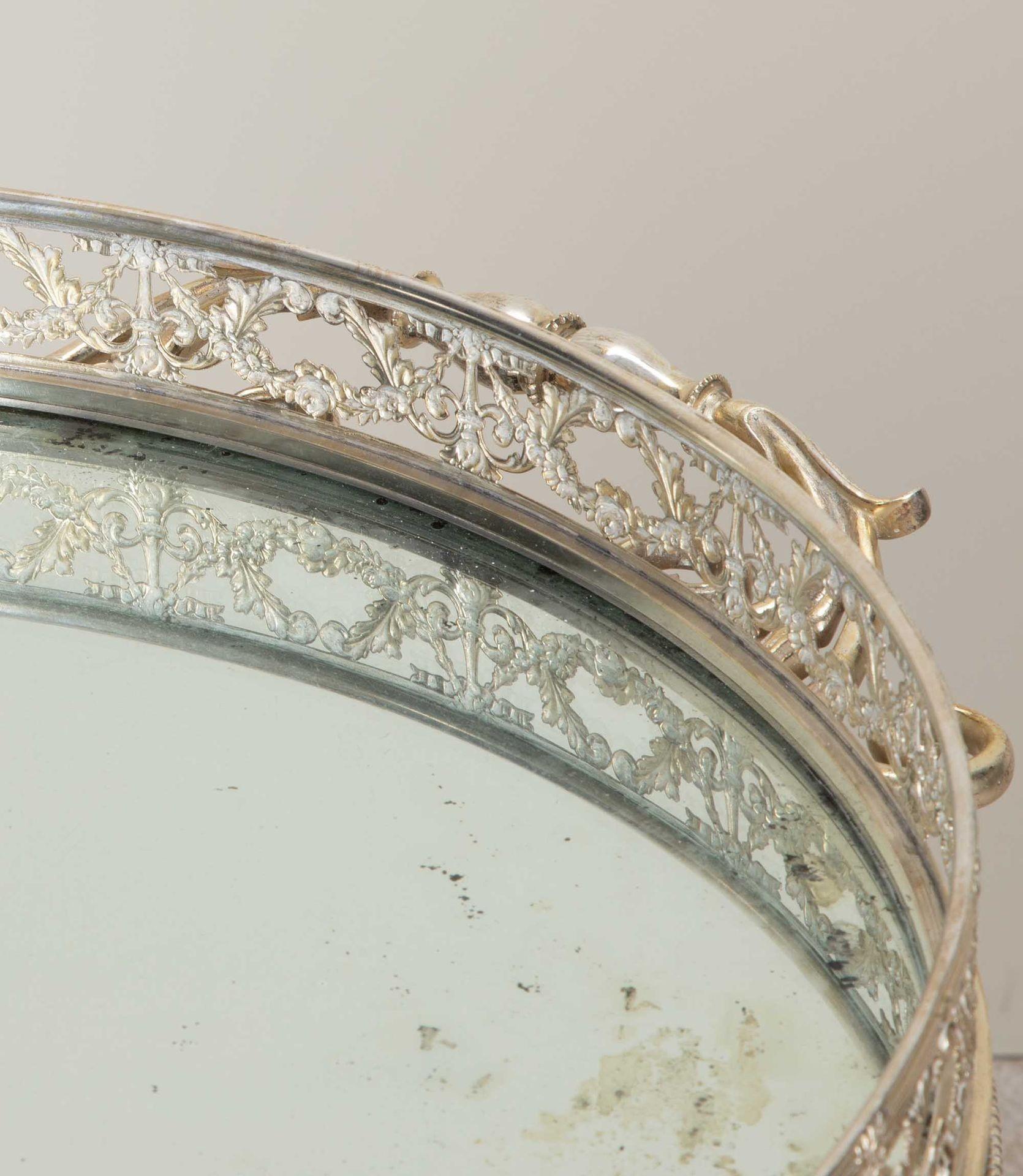 Chariot à boissons à trois étages en métal argenté et à miroir du 20e siècle en vente 2