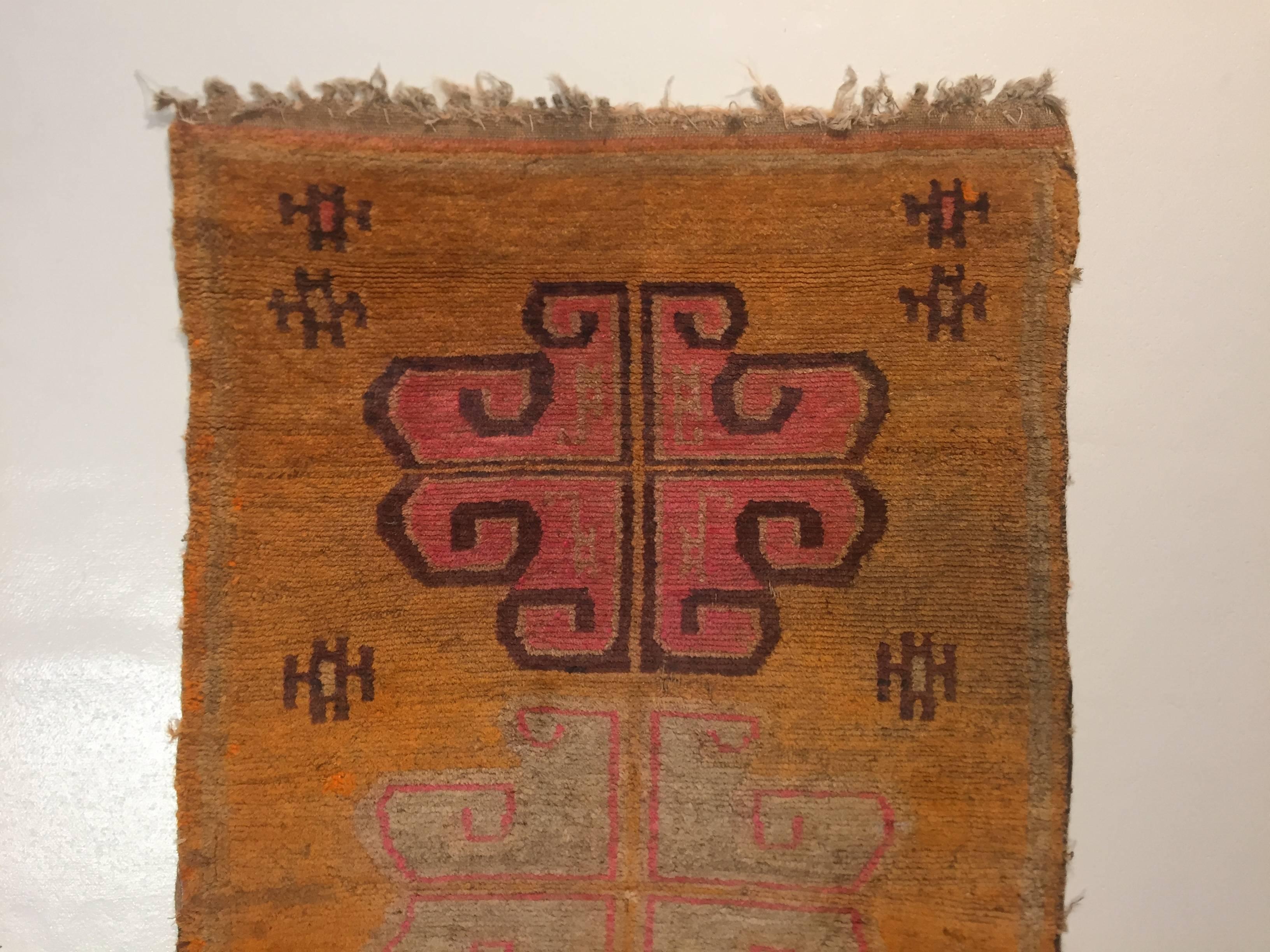 Khaden Tibetan carpet with particularly bright tones. It is characterized by the typical knotting technique of this production which produces carpets normally in small dimensions for an exclusive personal use. In monasteries they are used by the