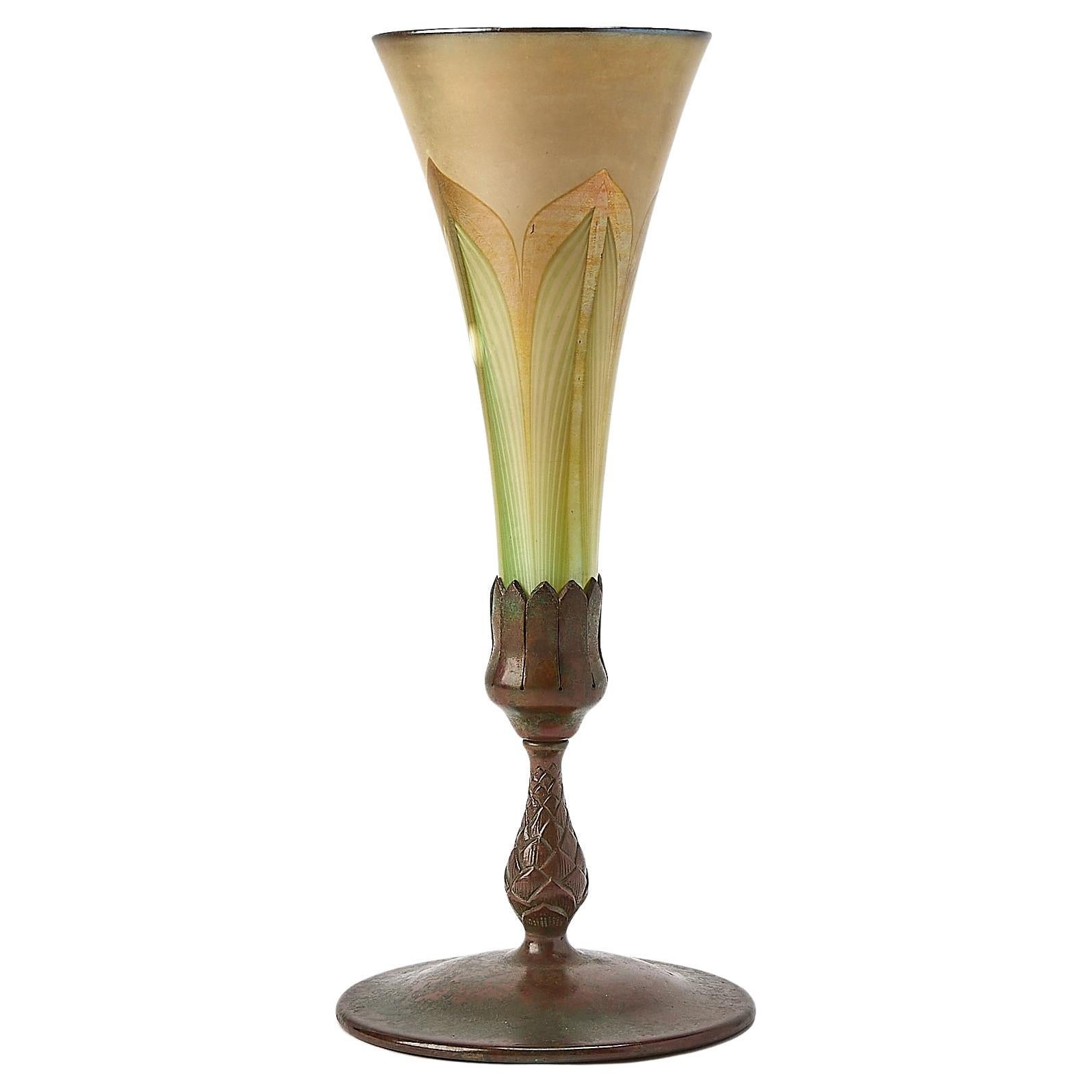 Vaso a tromba in vetro iridescente e bronzo dei Tiffany Studios del 20° secolo