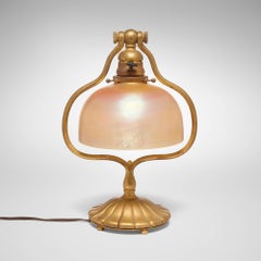 Lámpara de escritorio 20th Century Tiffany Studios , pantalla acampanada de latón dorado, Model 424