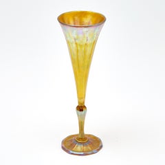 20th Century Studios Gold Favrile Blown Glass Flower-Form Footed Vase (Vase à pied)