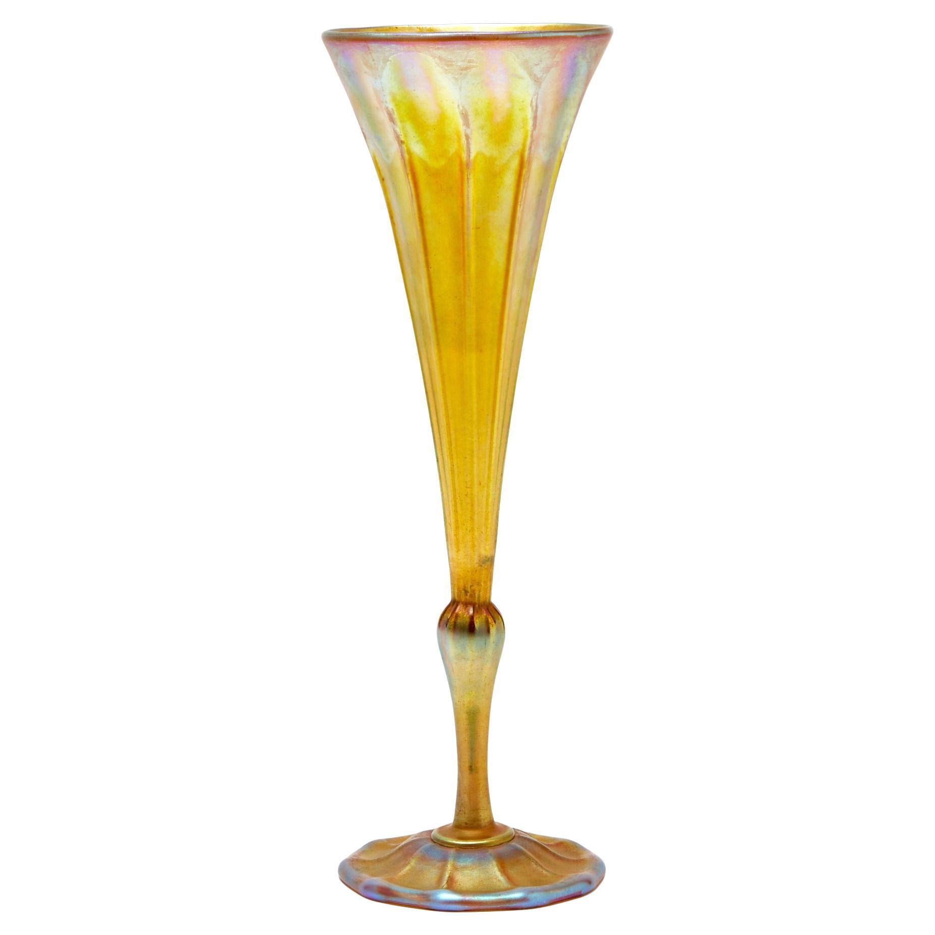 Vaso con piedini a forma di fiore in vetro soffiato color oro dei Tiffany Studios del 20° secolo