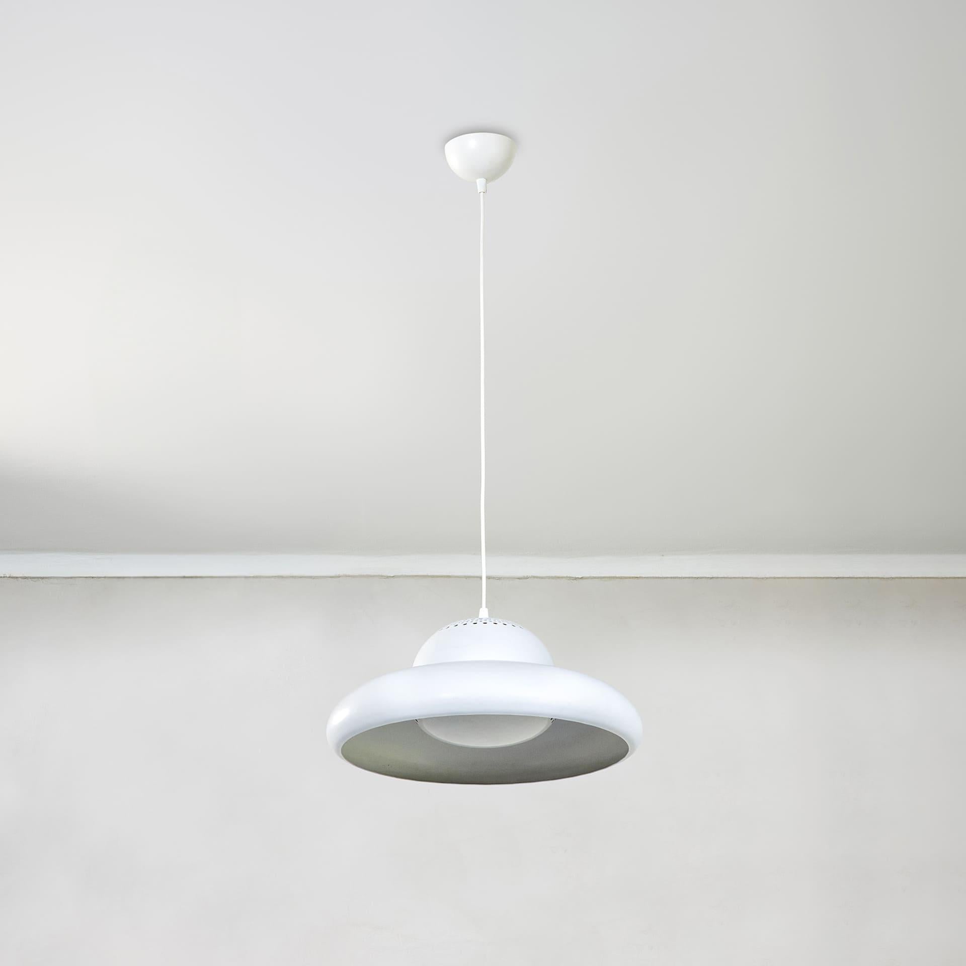 Tobia Scarpa è un designer e architetto italiano. È noto per il design dei suoi mobili che fondono tecnologia all'avanguardia, funzionalità ergonomica e storia culturale.
Dopo la laurea, iniziò a lavorare con la moglie e collaboratrice Afra Scarpa,