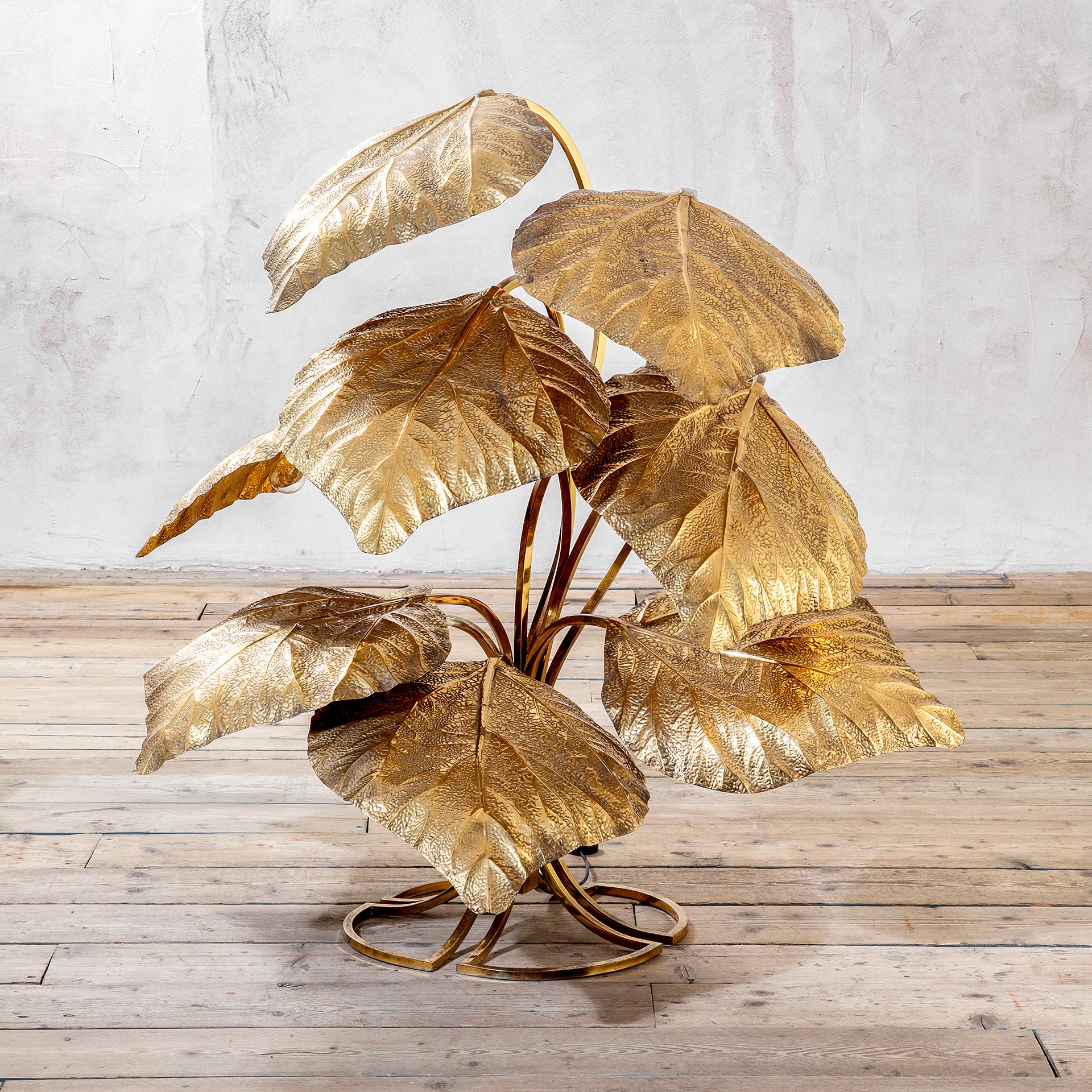 Tommaso Barbi est un designer italien. Ses créations se caractérisent par des formes organiques, comme ce magnifique lampadaire dont la forme est vraiment spéciale, unique et tout à fait différente de l'ordinaire. 
La lampe a été produite par