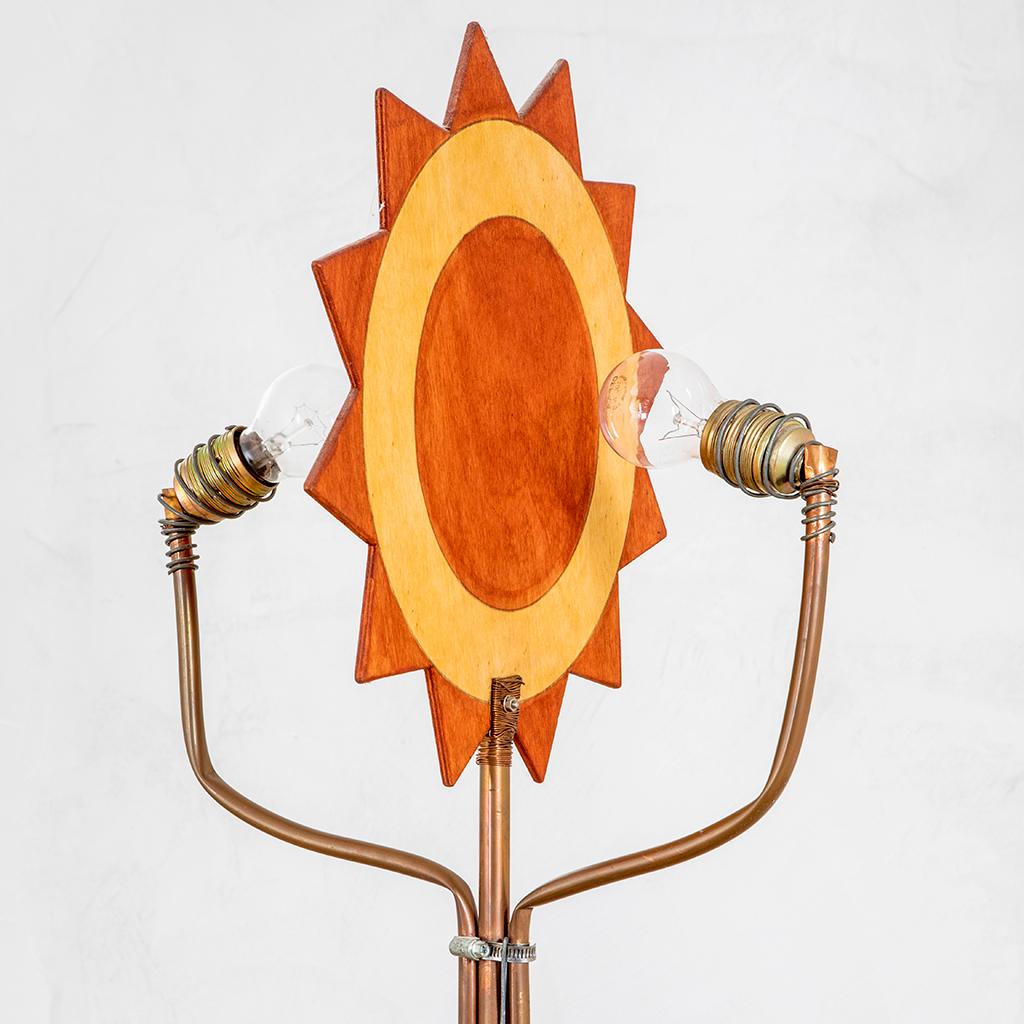 Lampadaire « attr. » Toni Cordero du 20ème siècle Sun and Moon en laiton et bois Bon état - En vente à Turin, Turin
