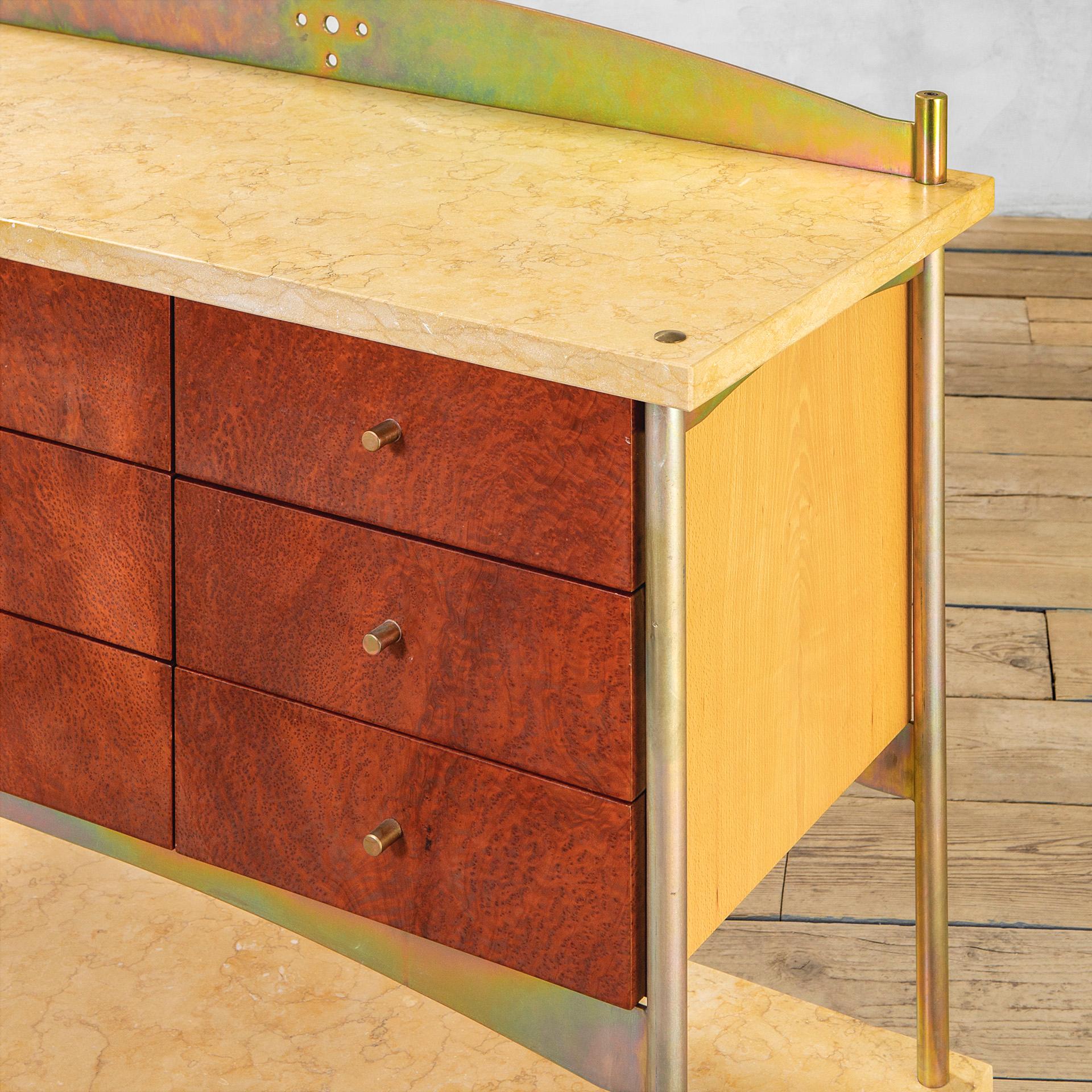 Mid-Century moderno Commodo in legno e travertino di Toni Cordero del XX secolo con sei cassetti in vendita