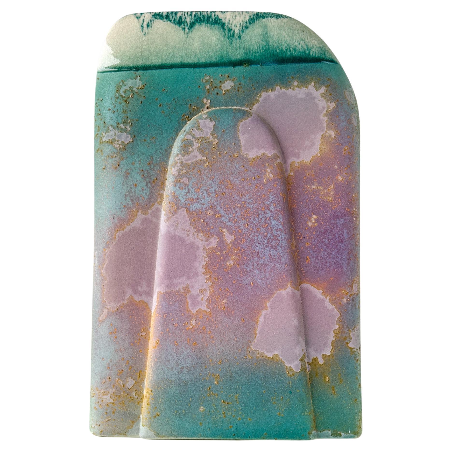Vase en céramique raku de la fin du XXe siècle (1977-1989) par Tony Evans. La poterie Raku est sortie du four alors qu'elle est encore chaude et incandescente, puis recouverte d'un matériau qui prive l'émail d'oxygène et produit des couleurs et des