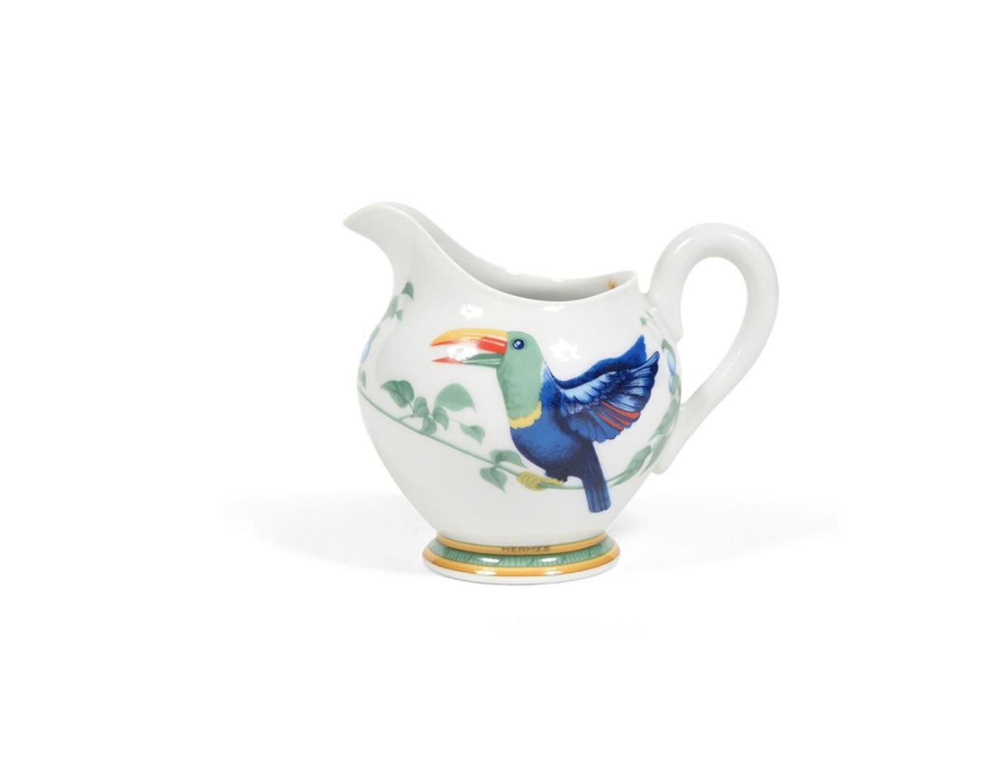 Collectional S pour le lait ou la crème de la collection iconique de porcelaine Toucan de HERMES en très bon état. 