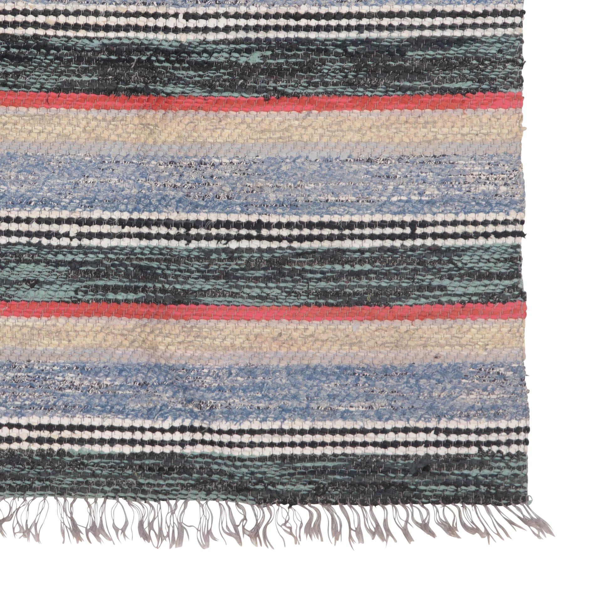 Traditioneller schwedischer Teppich des 20. Jahrhunderts in Grün, Blau und Rosa.
Mit durchgehendem Streifendesign. 
Um 1950. 
