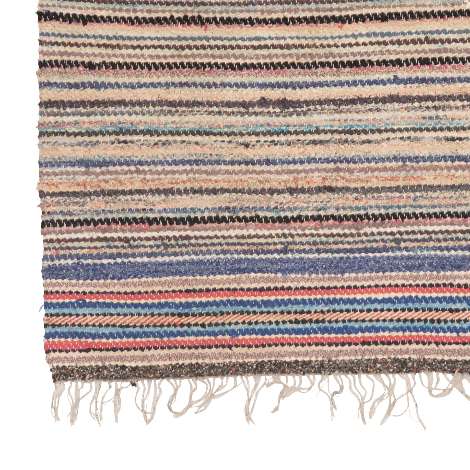 Traditioneller schwedischer Teppich des 20. Jahrhunderts in Blau, Rosa, Schwarz und Grau. 
Mit durchgehendem Streifendesign. 