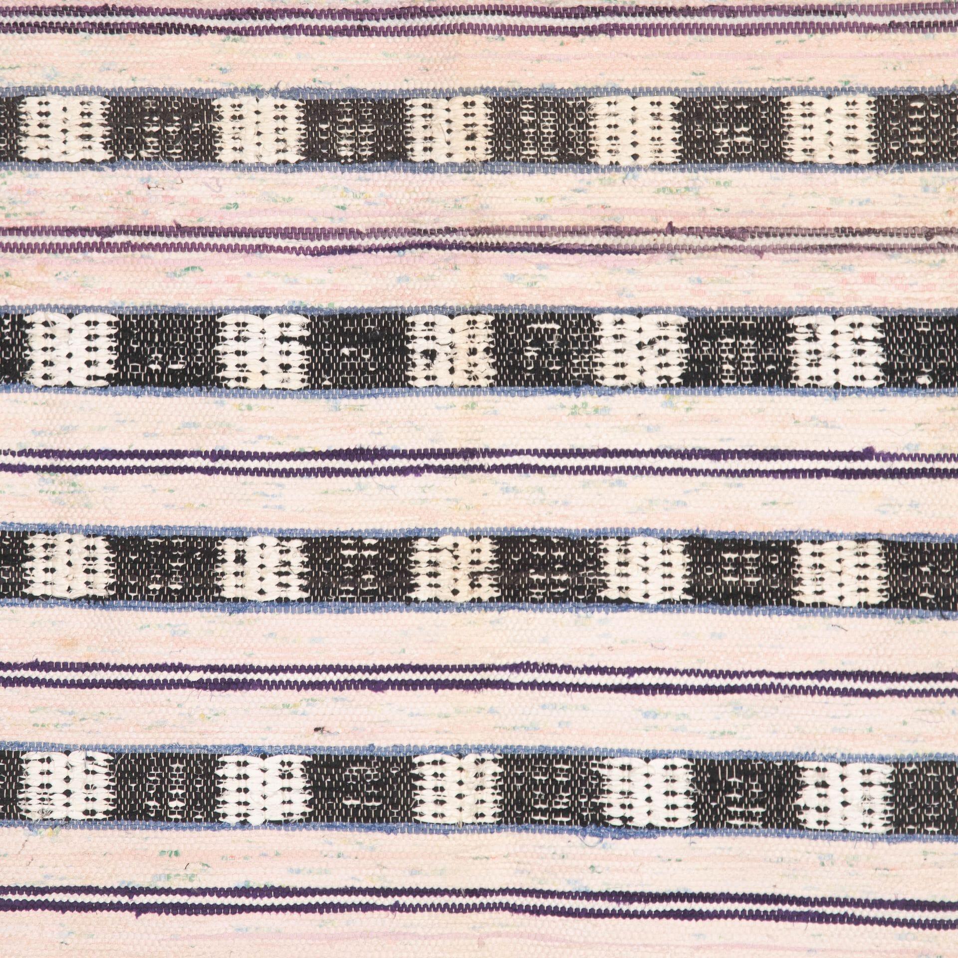 Traditioneller schwedischer Teppich des 20. Jahrhunderts, rosa, blau, lila, schwarz.