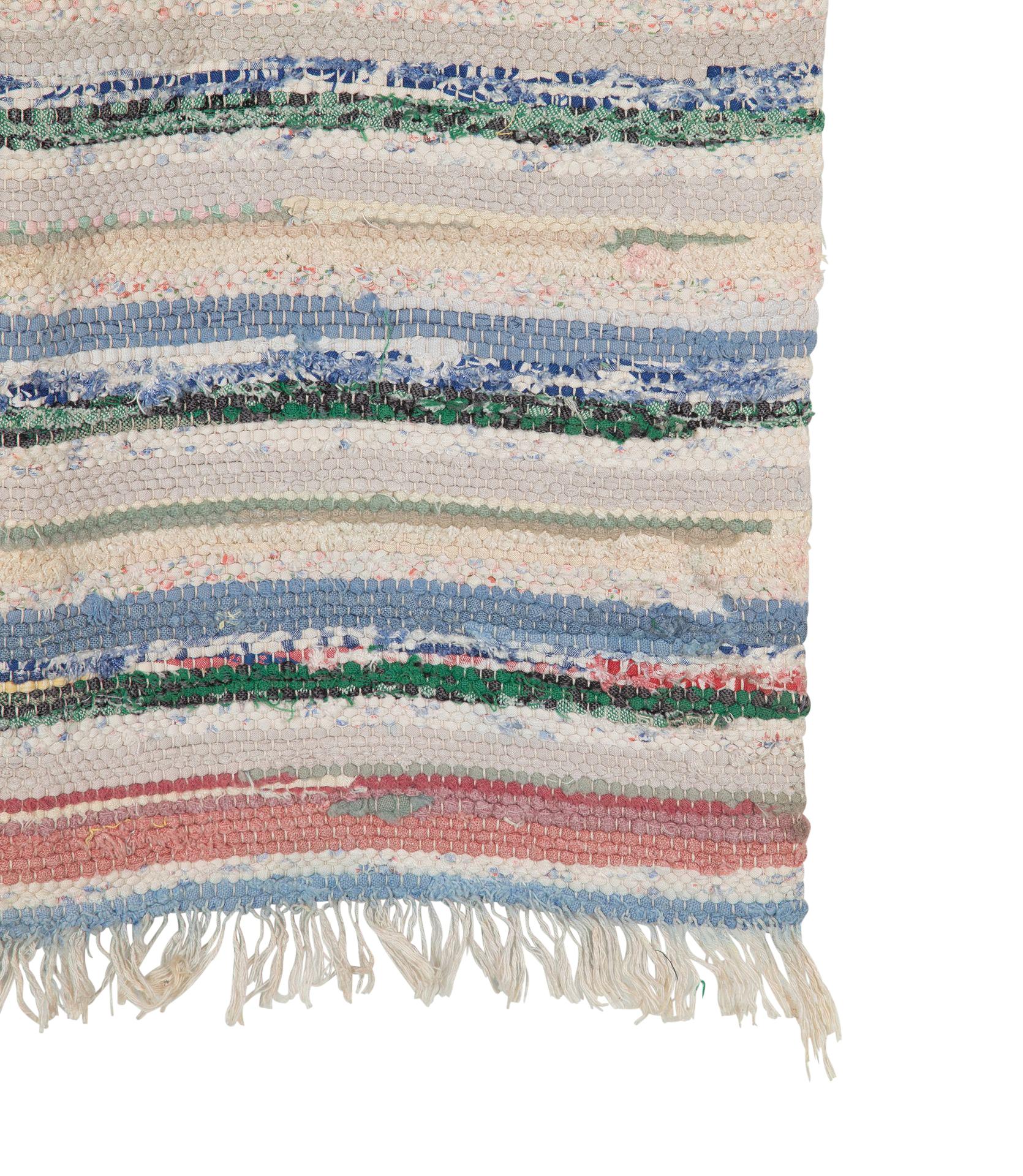 Alfombra sueca vintage a rayas multicolores de tonos suaves.    Alrededor de 1950.      Bolsa 12 / Alfombra 113