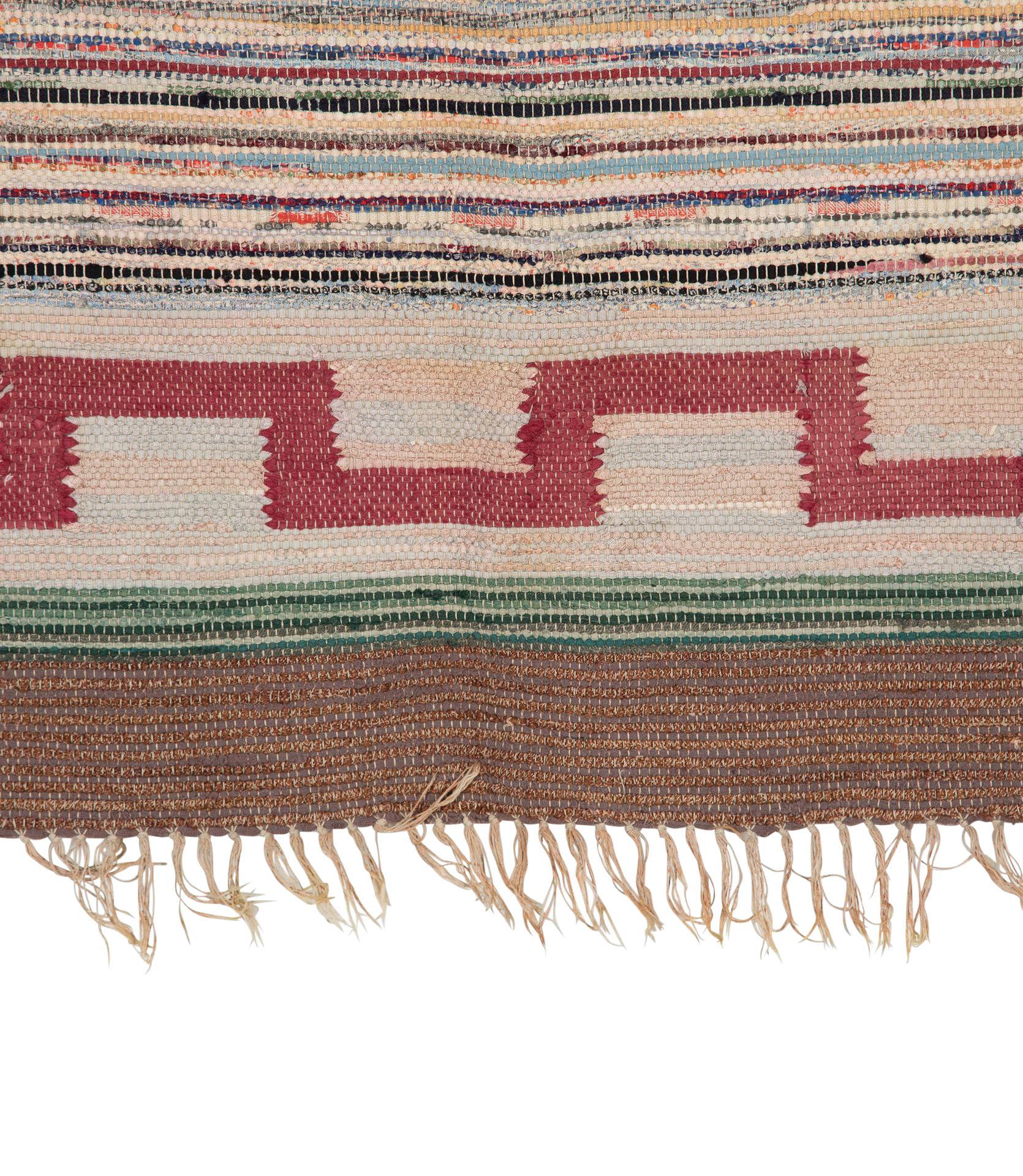 Schwedischer mehrfarbig gestreifter Vintage-Teppich mit griechischem Schlüsselmuster an beiden Enden.    Um 1950.      Tasche 12 Teppich 118