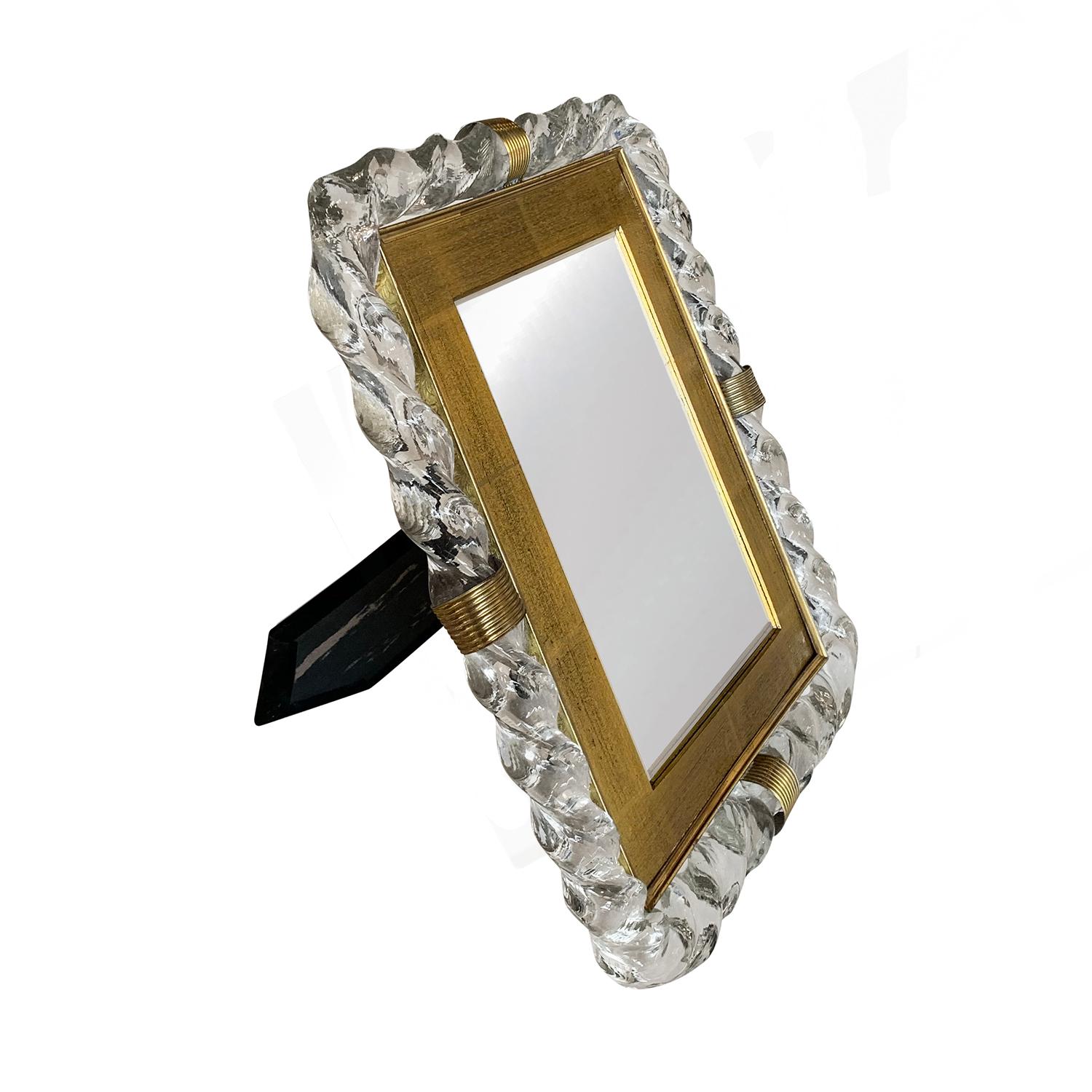 Un miroir vintage Art Déco de conception italienne en verre de Murano soufflé à la main avec des anneaux striés en laiton poli. Le miroir de table est en bon état, produit par Seguso Vetri D'Arte. Usure conforme à l'âge et à l'usage, vers 1925-1940
