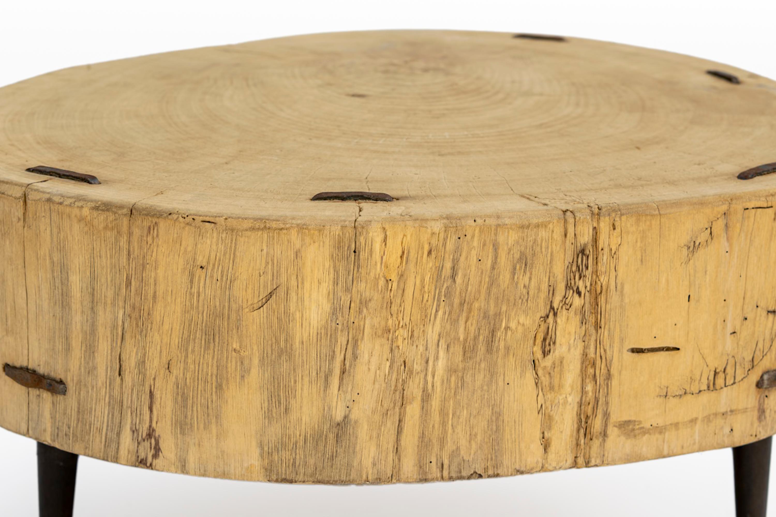 Table basse ou d'appoint en tronc d'arbre du 20e siècle avec pieds en fer forgé à la main en vente 3