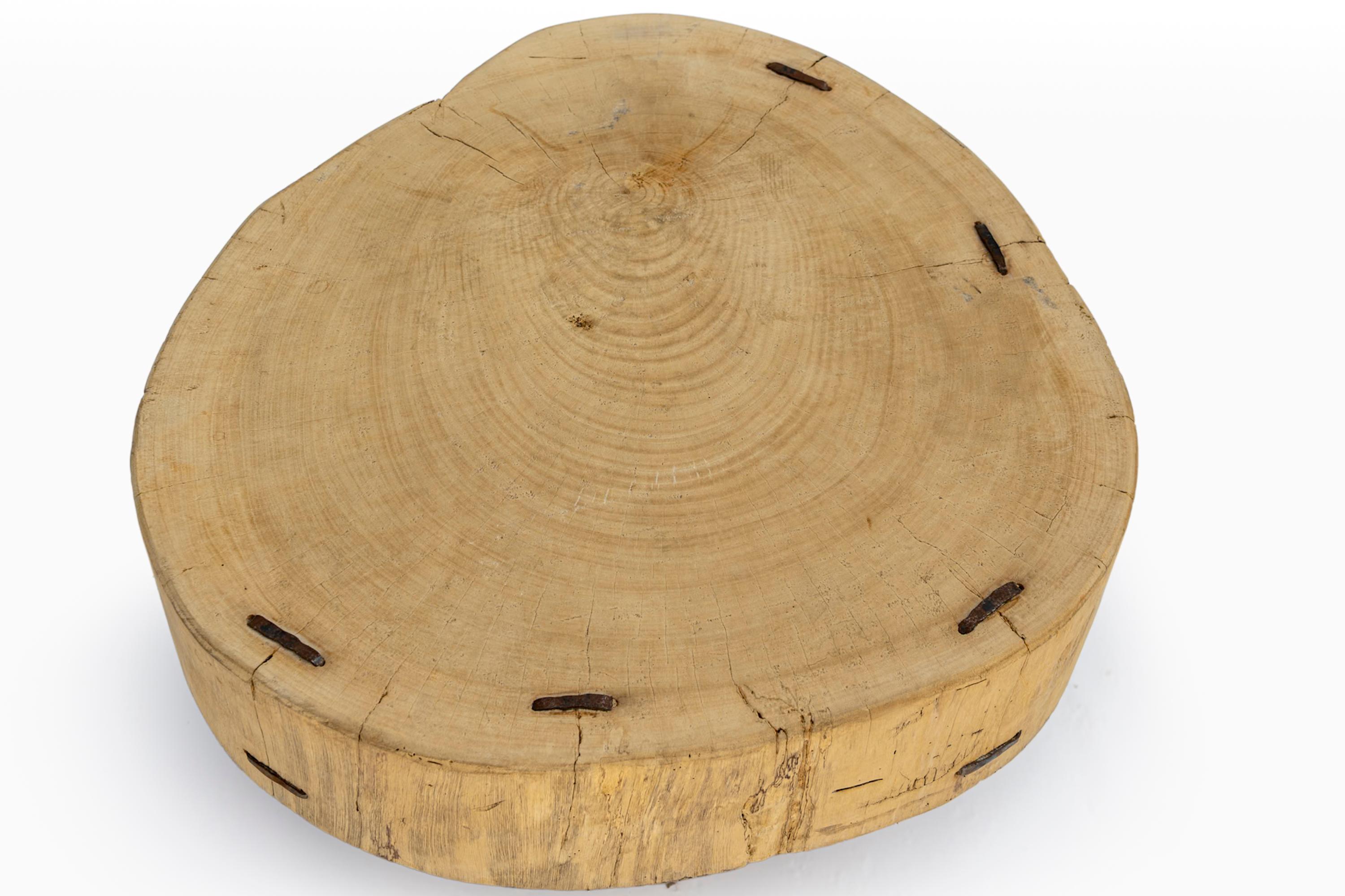 Table basse ou d'appoint en tronc d'arbre du 20e siècle avec pieds en fer forgé à la main en vente 4