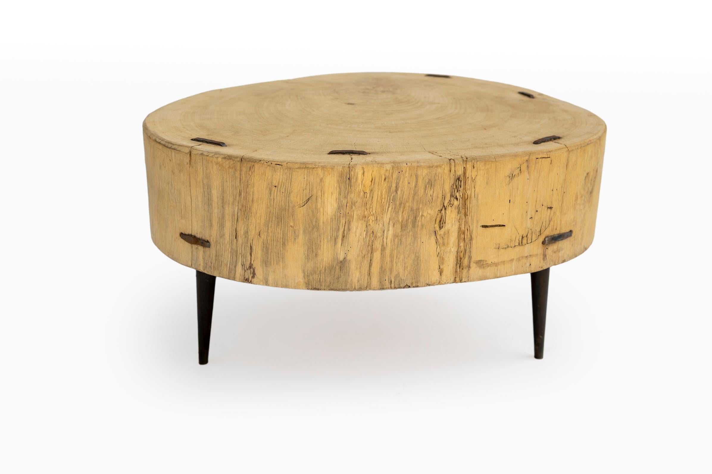 Britannique Table basse ou d'appoint en tronc d'arbre du 20e siècle avec pieds en fer forgé à la main en vente