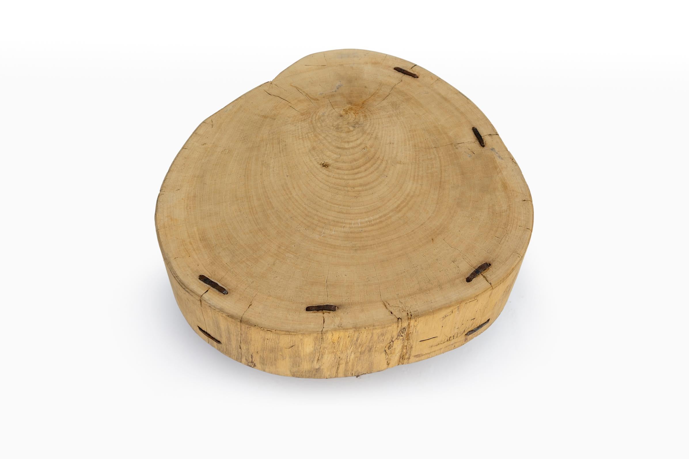 Fait main Table basse ou d'appoint en tronc d'arbre du 20e siècle avec pieds en fer forgé à la main en vente