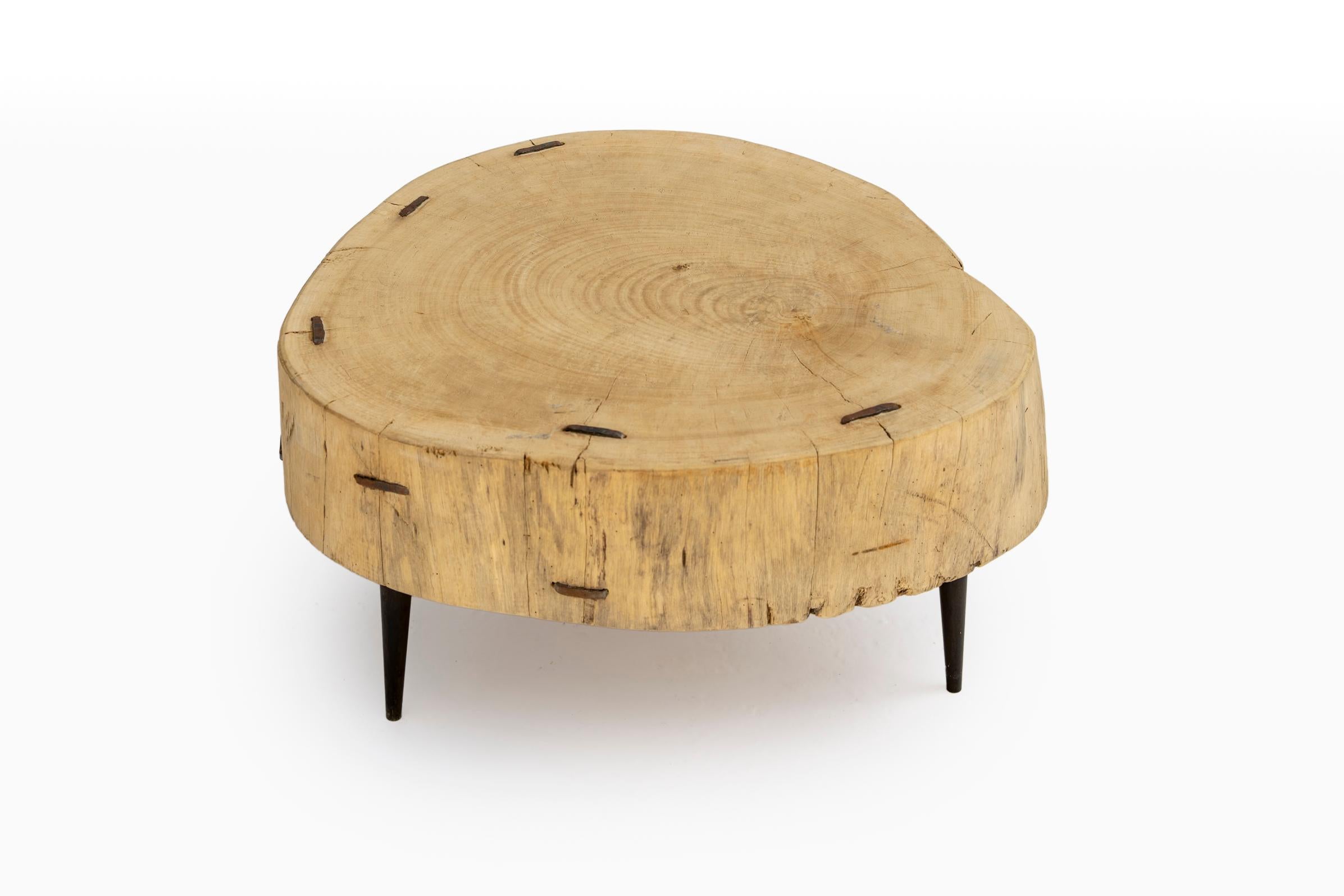 Table basse ou d'appoint en tronc d'arbre du 20e siècle avec pieds en fer forgé à la main Bon état - En vente à Wainscott, NY